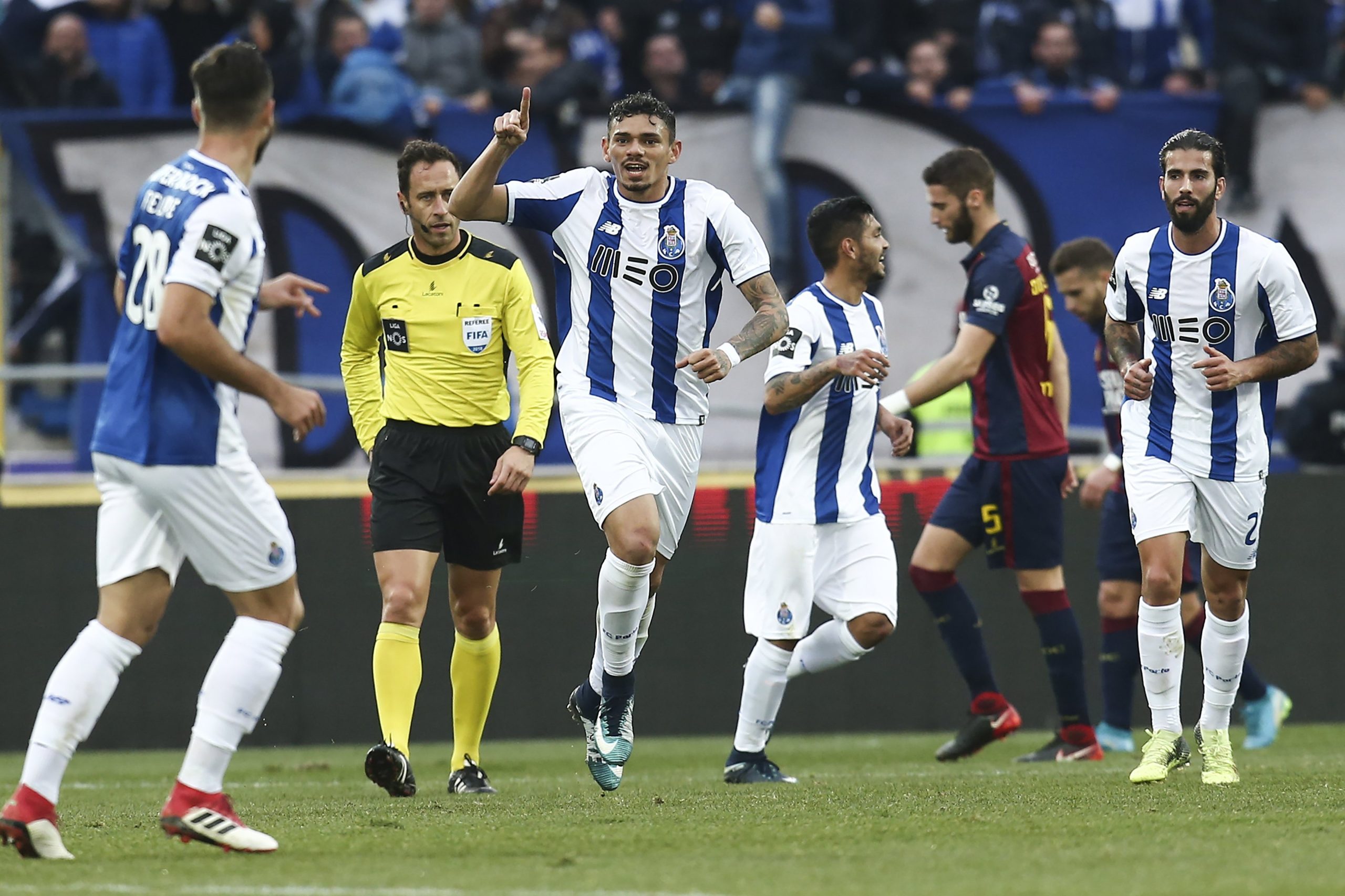 FC Porto goleia em Chaves e mantém liderança