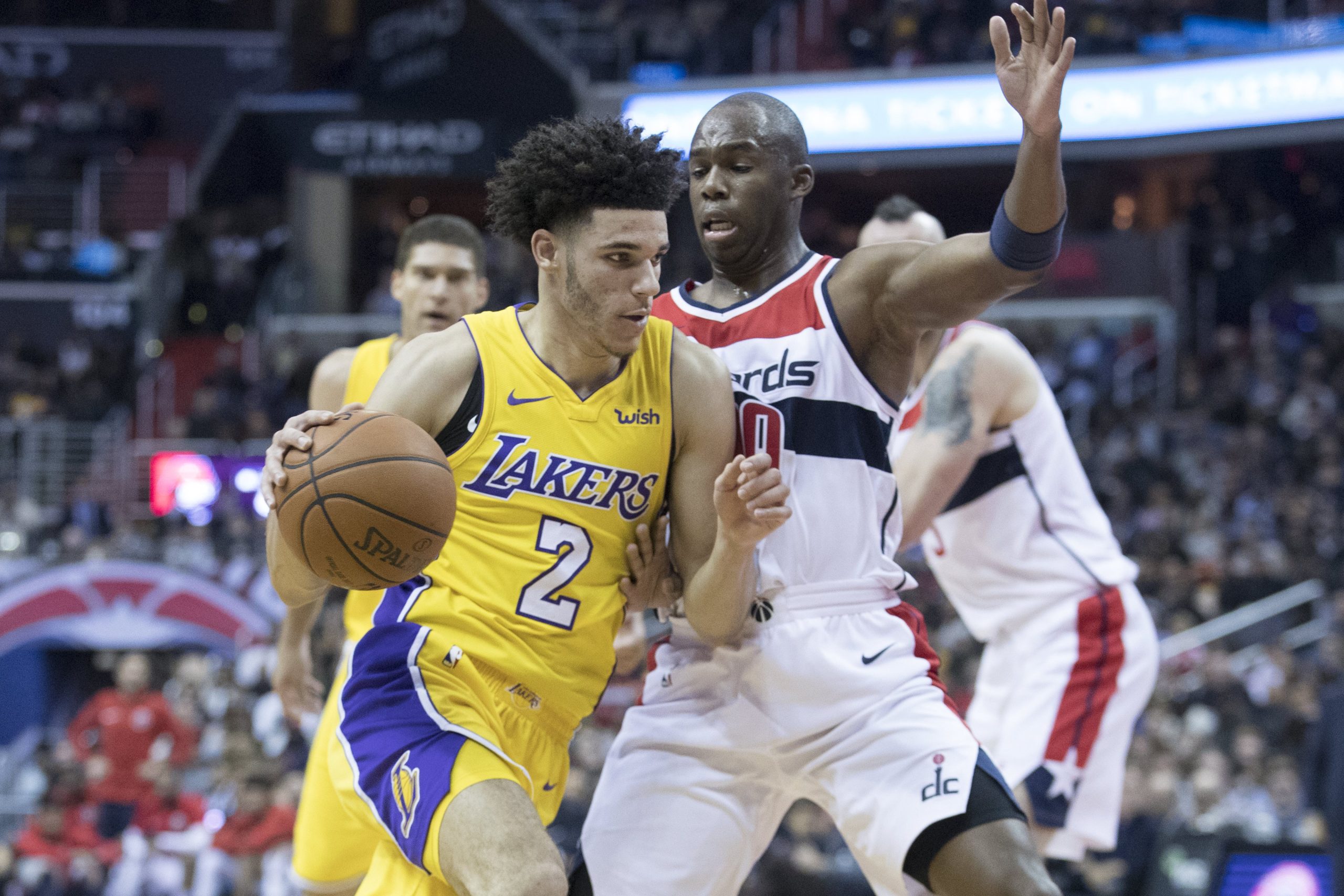 Lonzo Ball é o mais jovem de sempre a fazer ‘triplo duplo’ na NBA
