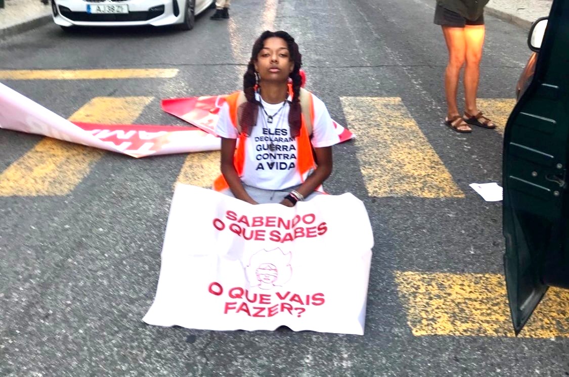 Ativistas do Climáximo bloqueiam Rua de São Bento, em Lisboa. Há três detidos
