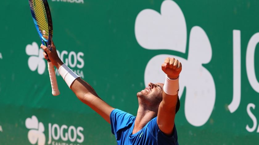 Ténis. Gonçalo Oliveira apura-se para a segunda ronda do torneio de Tashkent