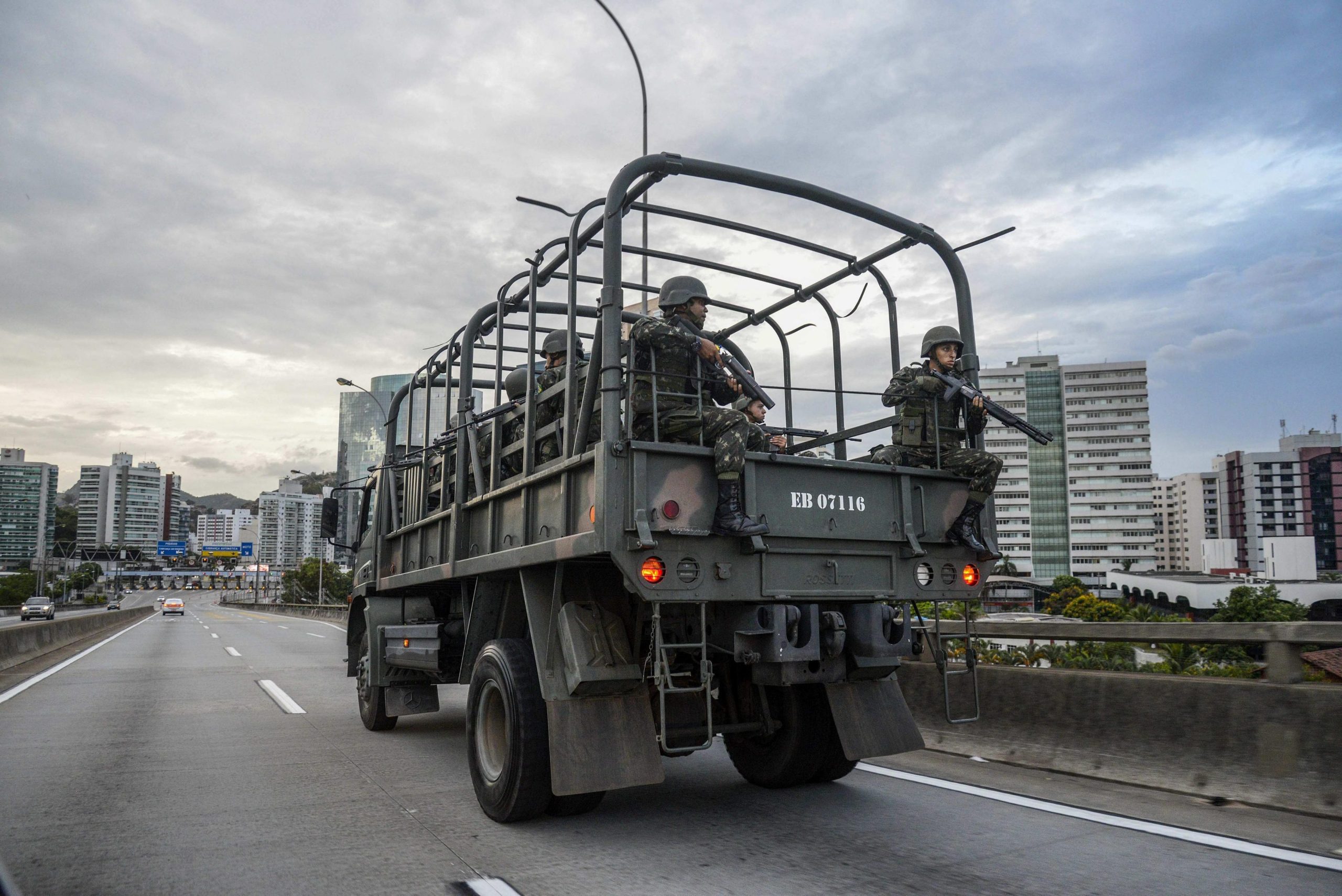 Forças Armadas deixam hoje controlo de segurança do Rio de Janeiro