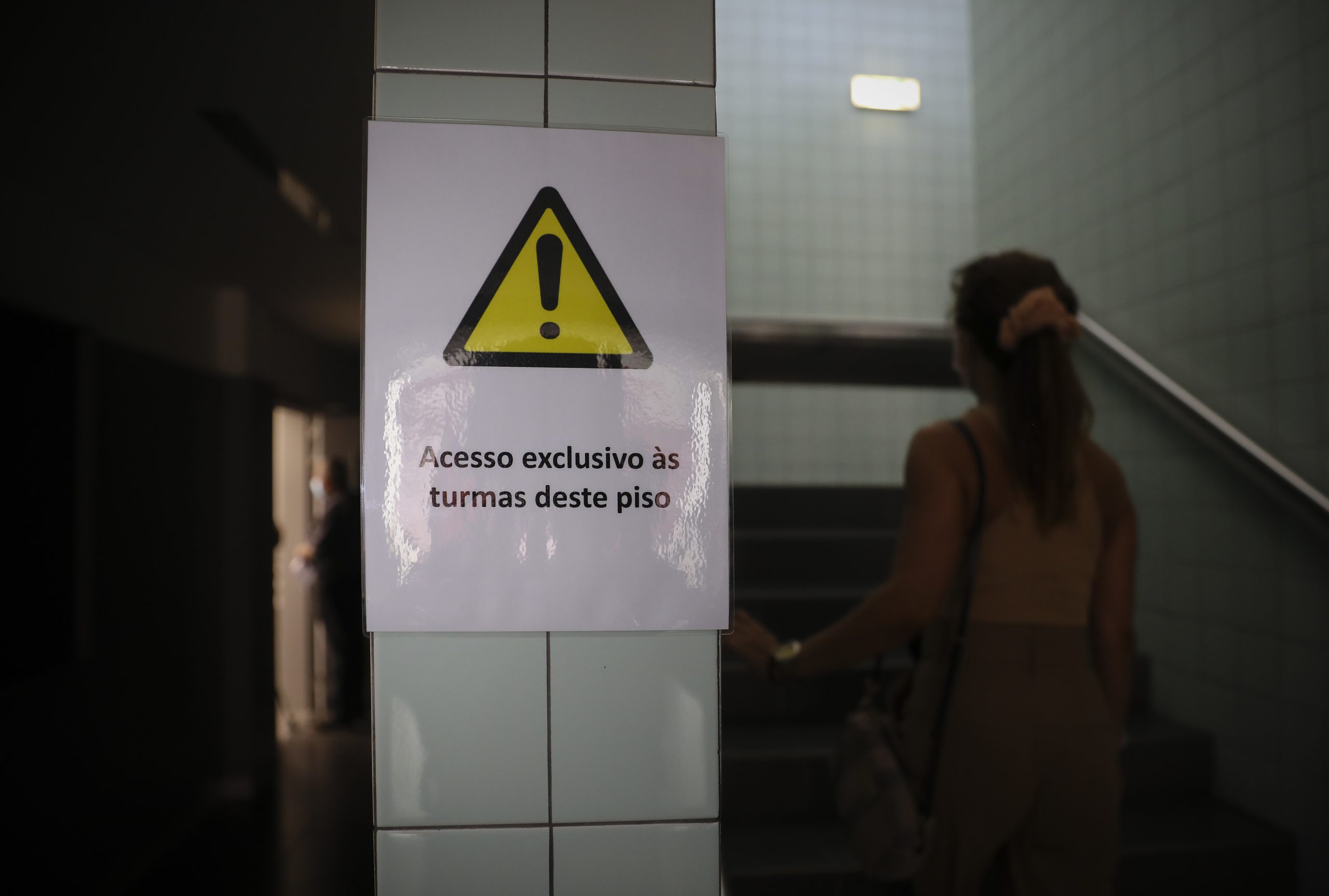 Covid-19: Pais dizem que maior risco do regresso às aulas não está na escola
