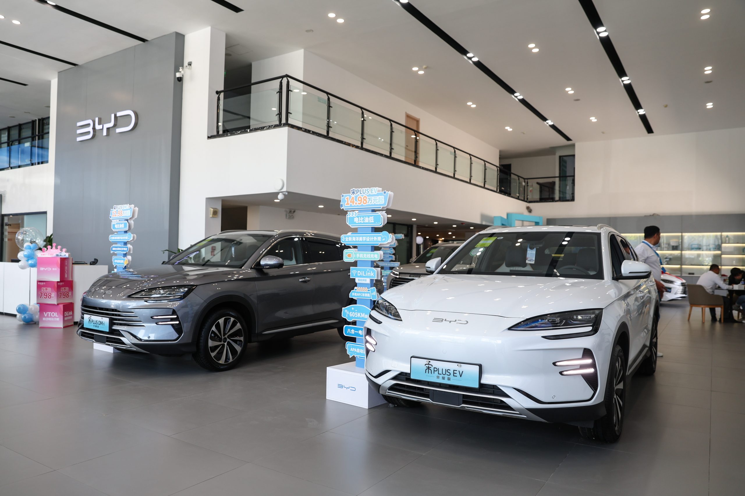 China “não aceita e não concorda com” taxas da UE sobre veículos eléctricos
