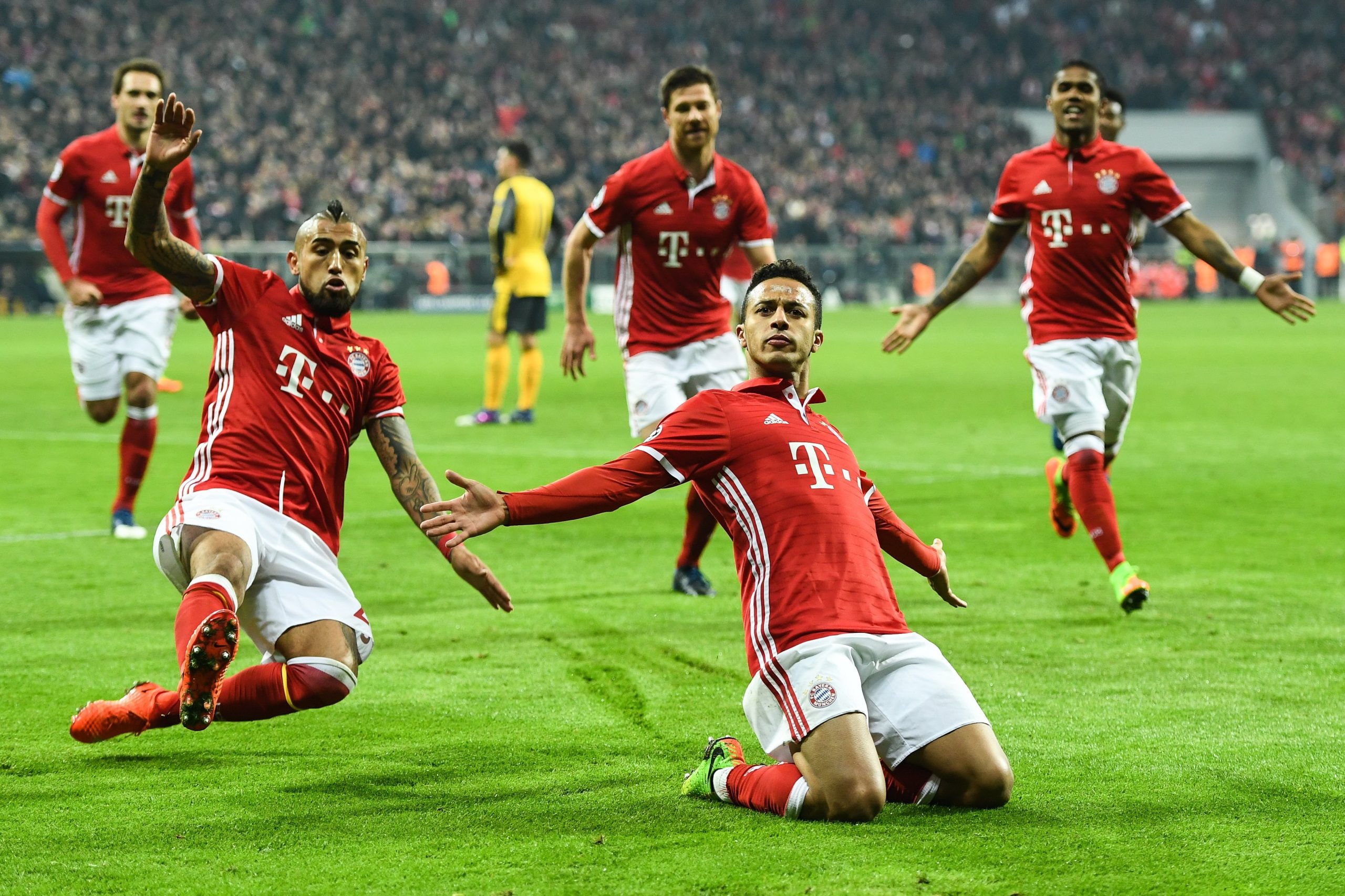 Bayern Munique goleia Arsenal e fica com um pé nos ‘quartos’ da ‘champions’