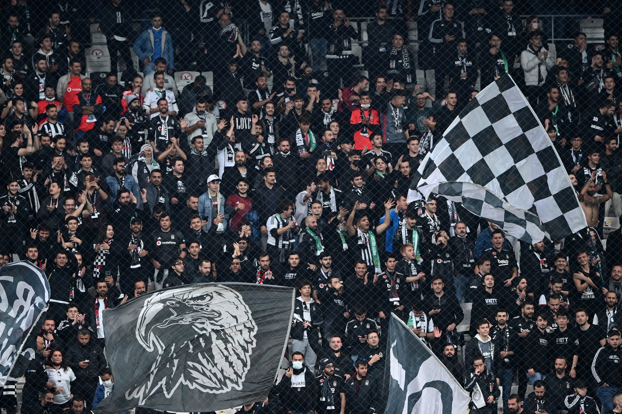 Três adeptos do Besiktas assistidos no hospital de Santa Maria após confrontos com apoiantes do Sporting