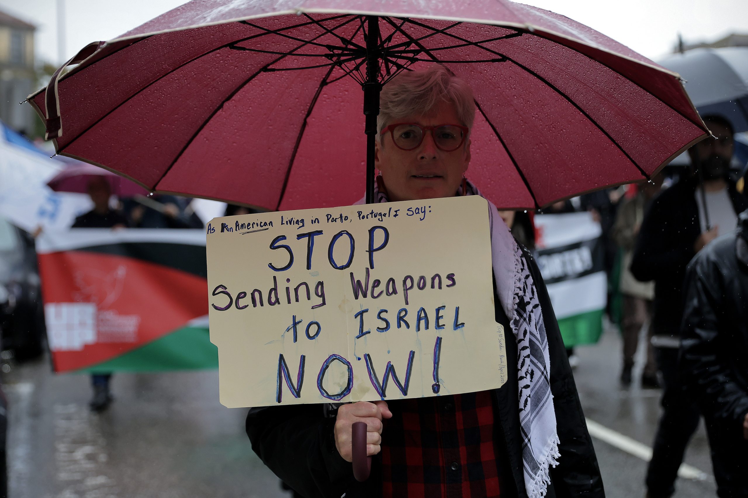 Centenas desafiam chuva no Porto para gritar que a “Palestina vencerá”