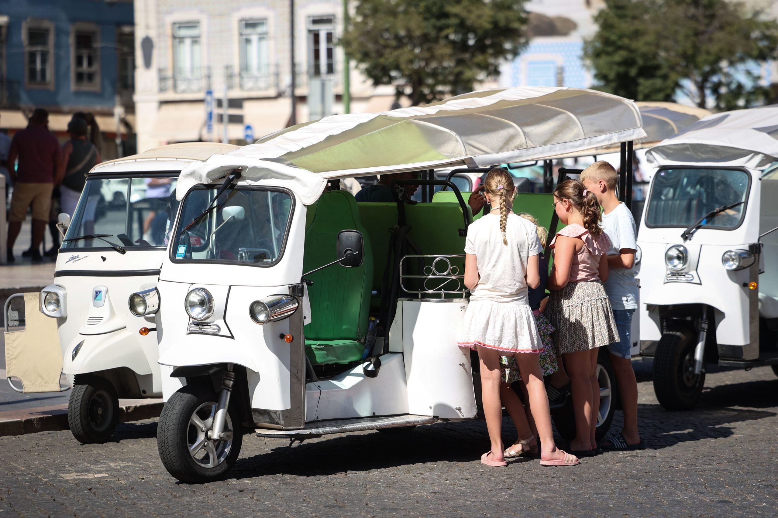 Câmara de Lisboa quer criar dístico para estacionamento de tuk-tuks na cidade