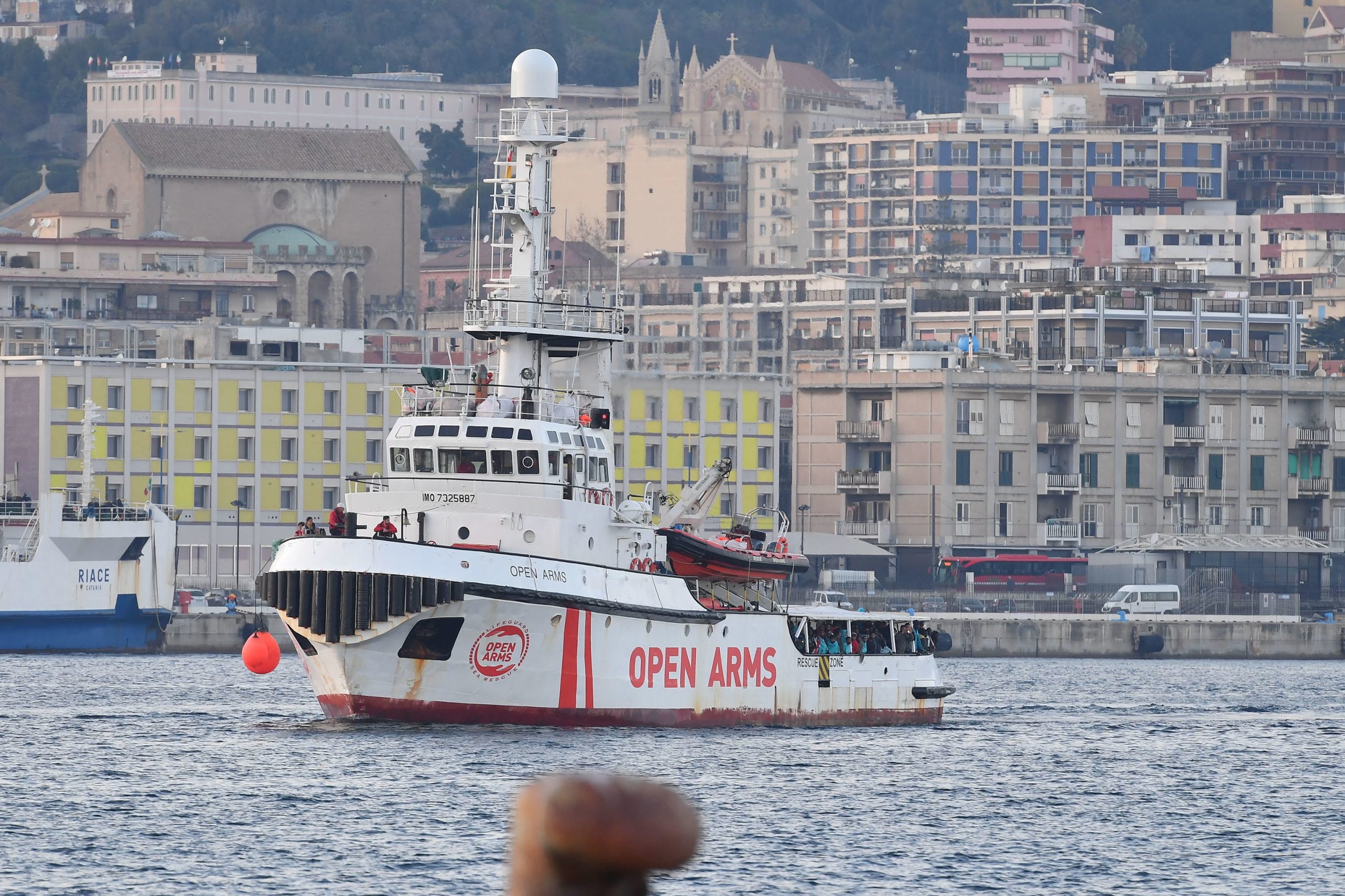 Open Arms pede para desembarcar 363 migrantes que recolheu no Mar Mediterrâneo