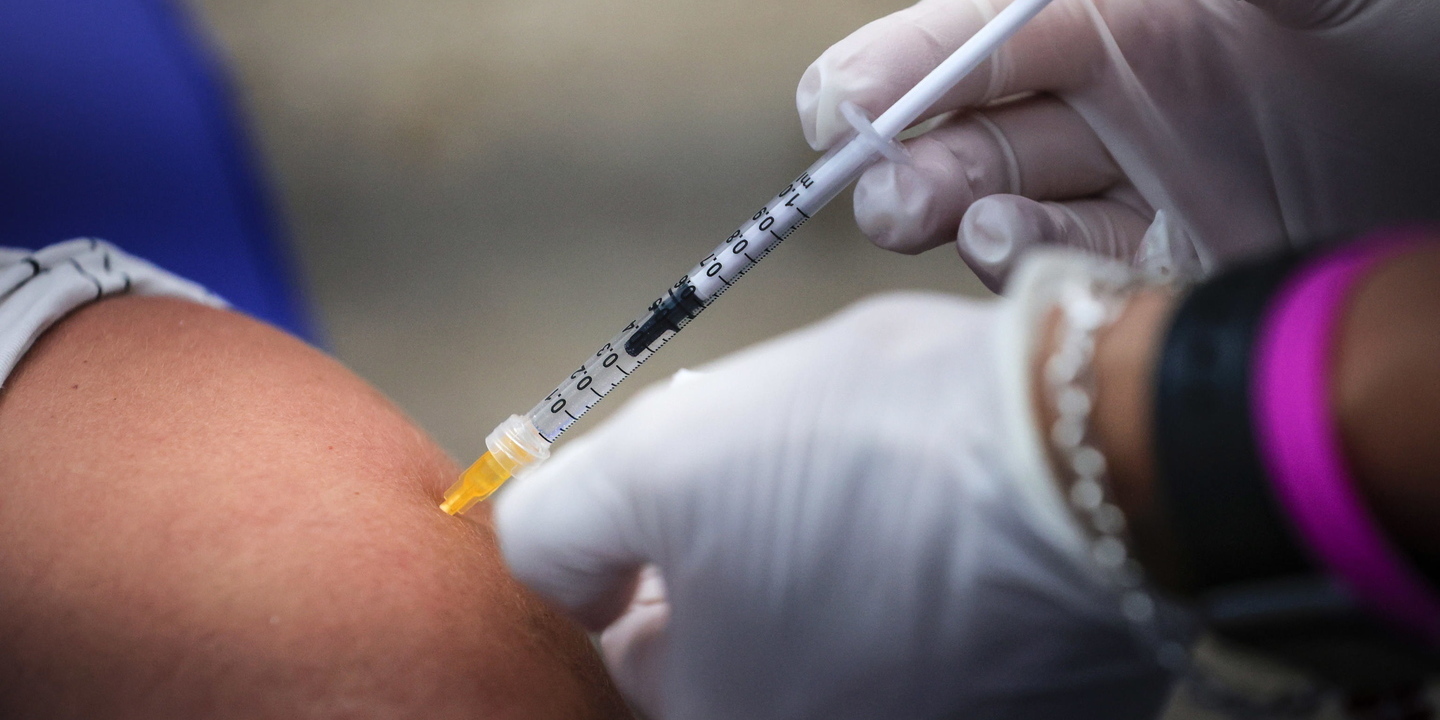 Covid-19: Bruxelas pede restrições, mais vacinação e doses de reforço devido à Ómicron