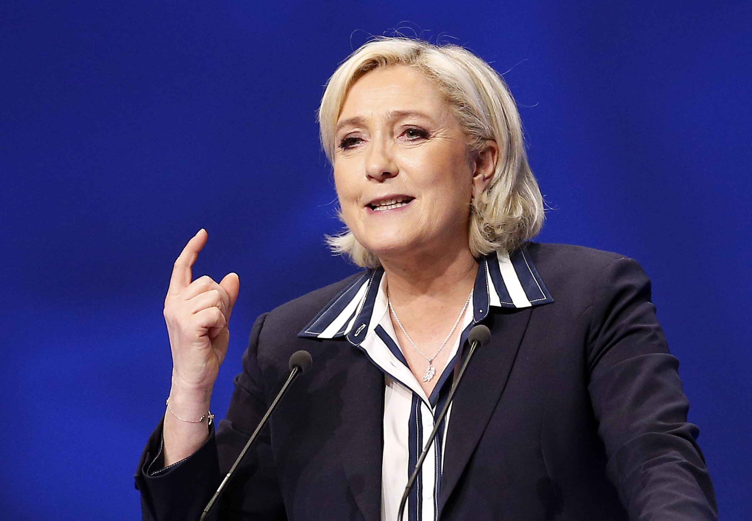 Le Pen afirma que “o euro está morto” e propõe coexistência de duas moedas