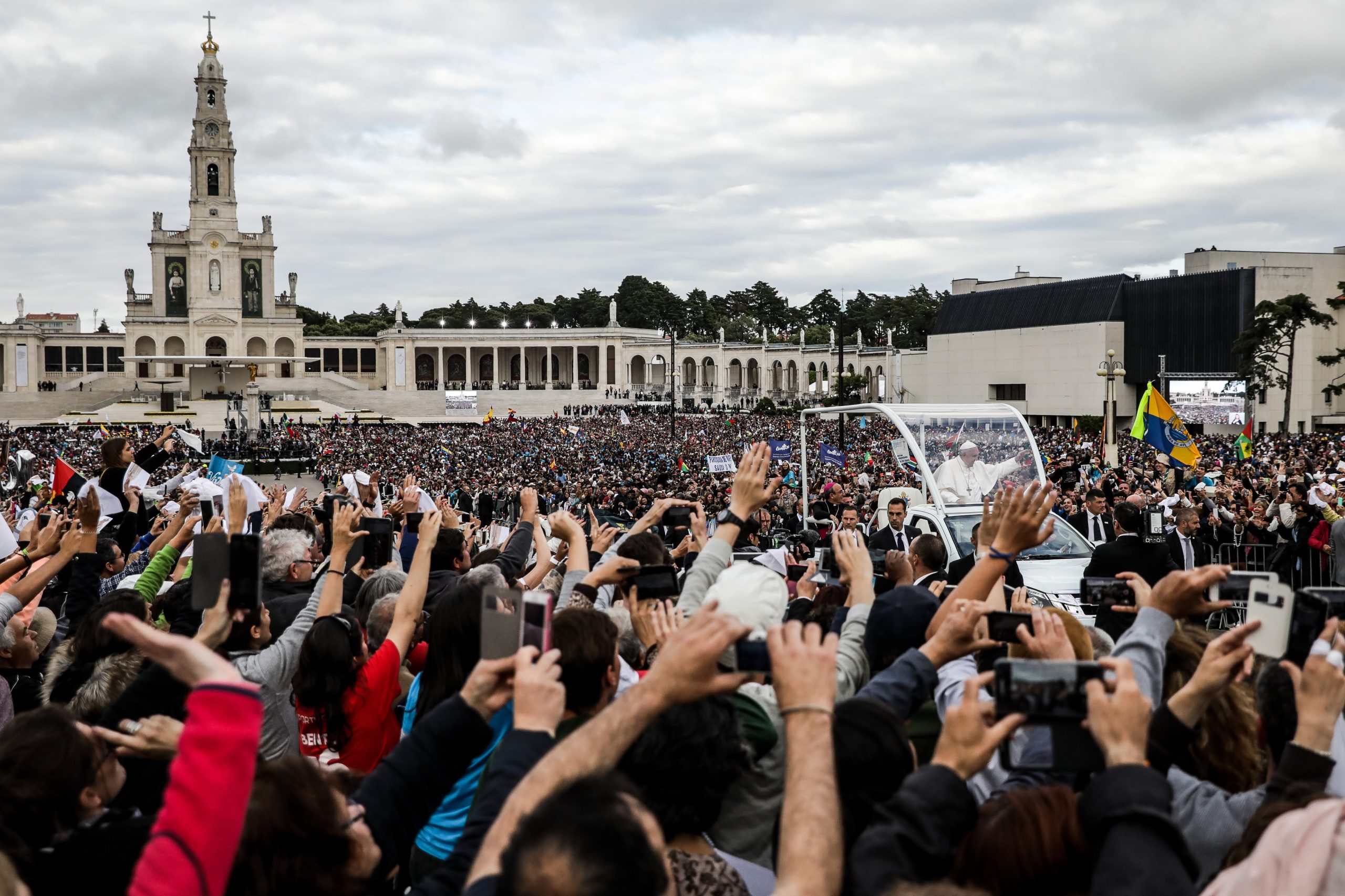 Santuário de Fátima cheio de peregrinos horas antes das cerimónias de canonização