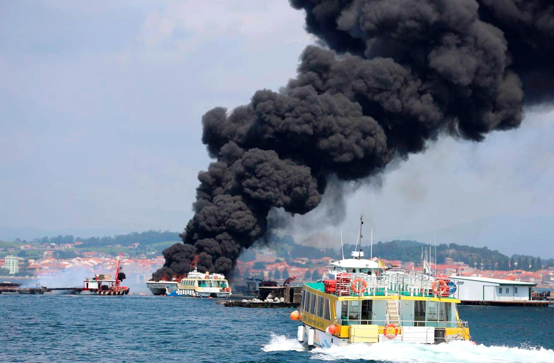 Dois portugueses feridos no incêndio em catamarã na Galiza já tiveram alta