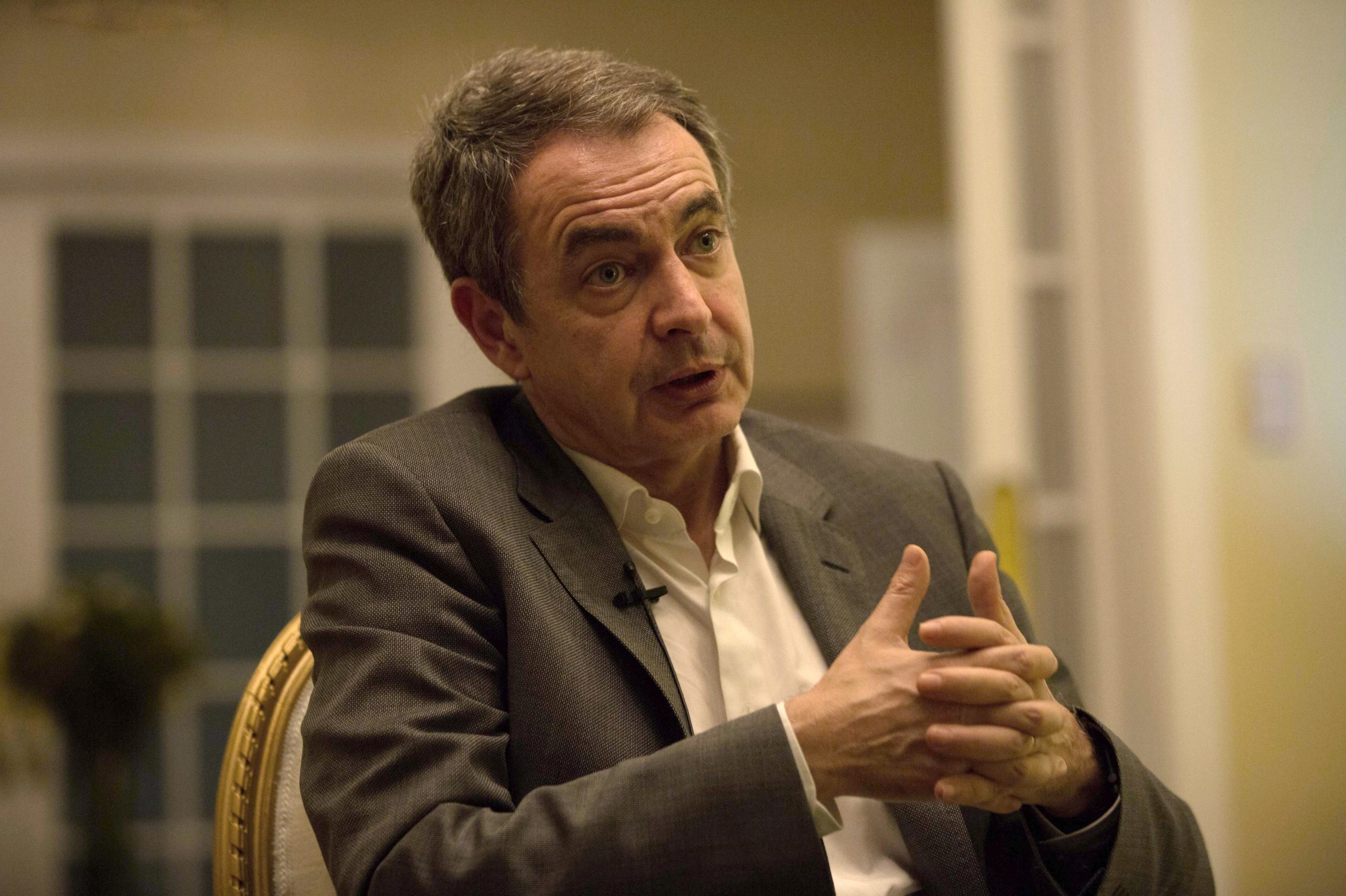 Zapatero espera que moção de censura “contribua” para estabilidade política em Espanha