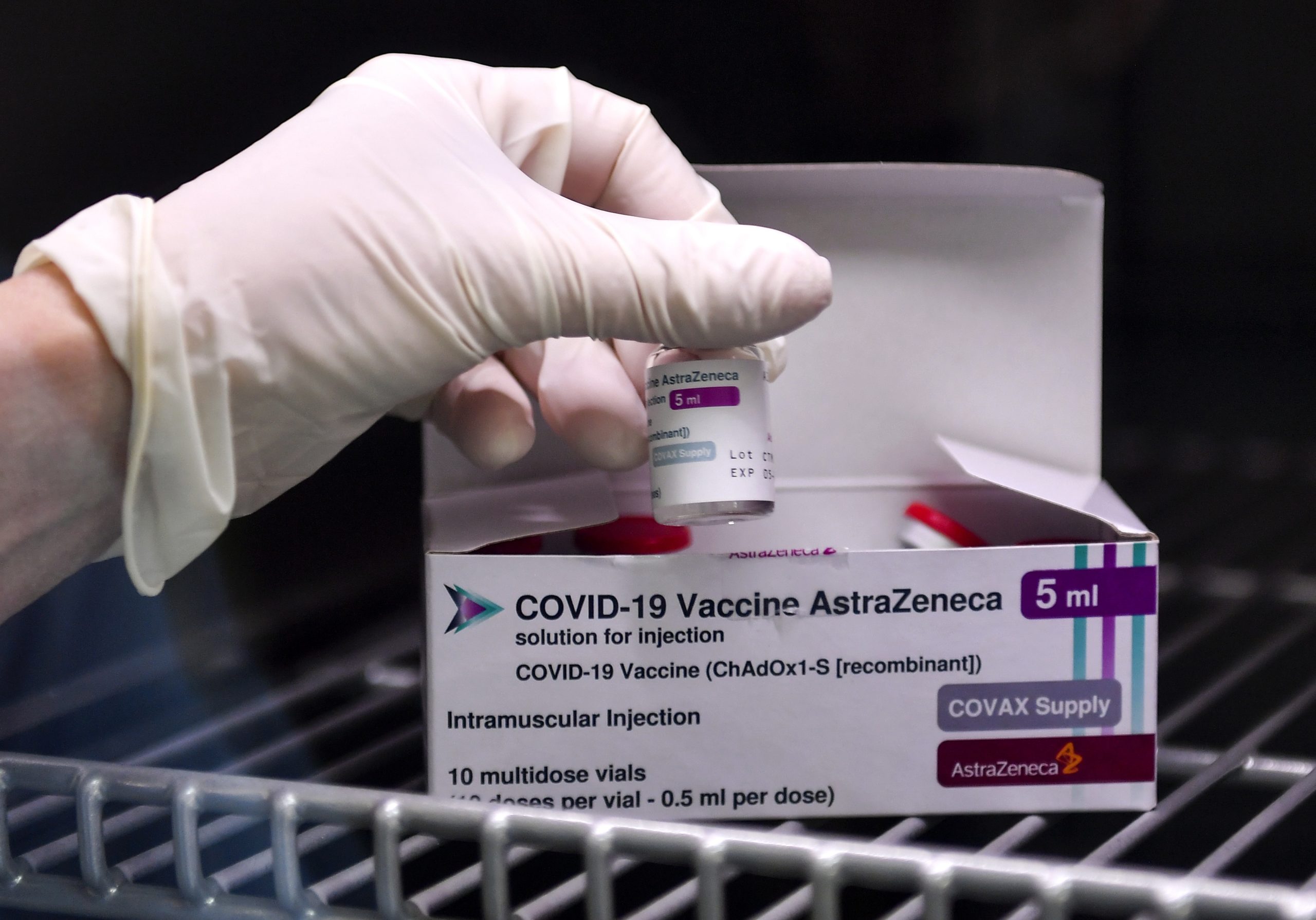 AstraZeneca. EMA confirma ligação entre vacina e formação de coágulos sanguíneos, mas “benefícios continuam a superar riscos”