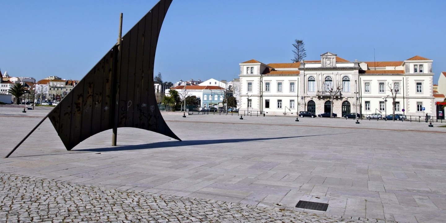 Onda virou barco de pesca local na Figueira da Foz e provocou dois feridos ligeiros