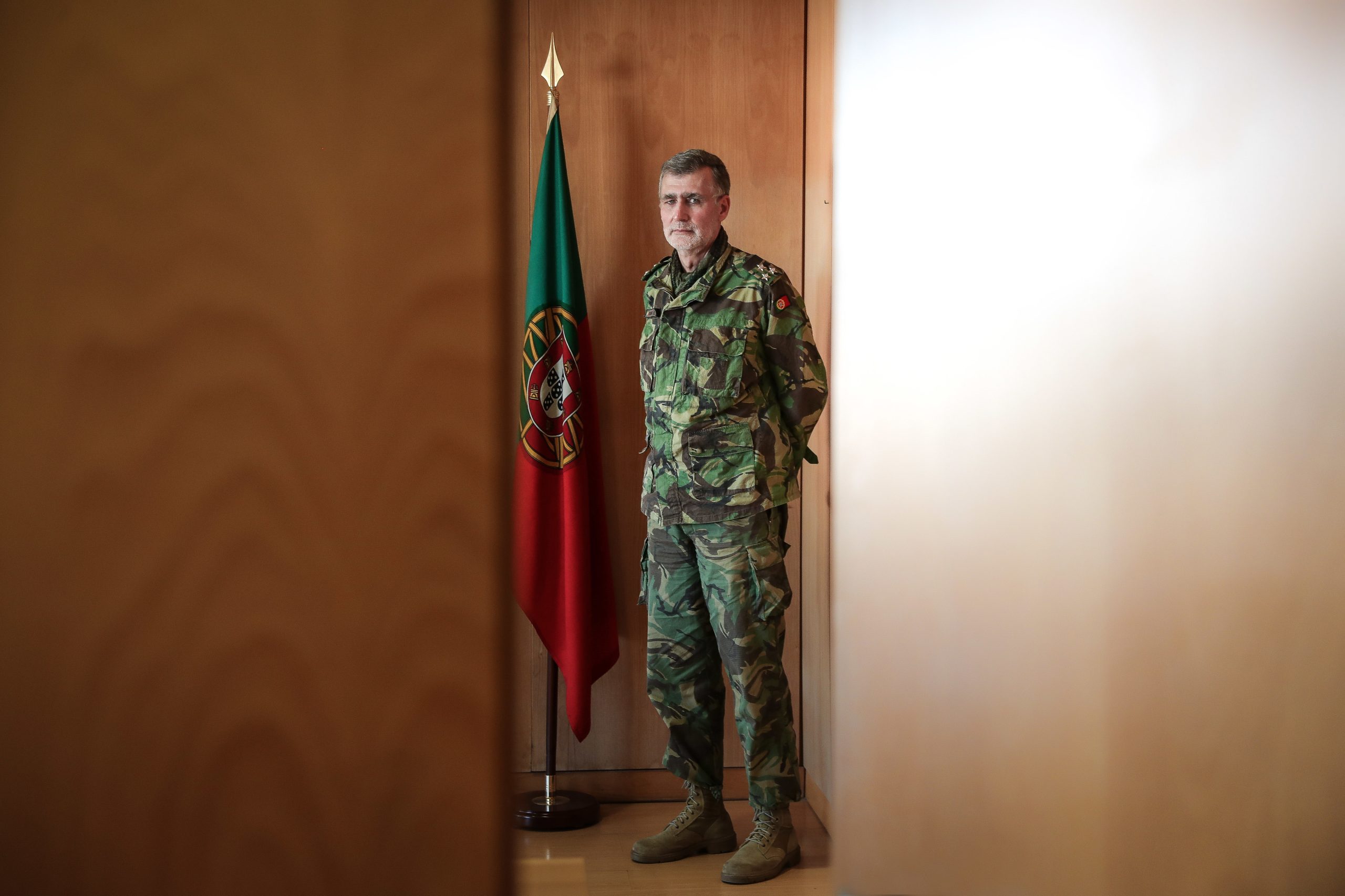“Para mim isto é uma guerra”. E é por isso que o homem à frente do plano de vacinação anda de camuflado