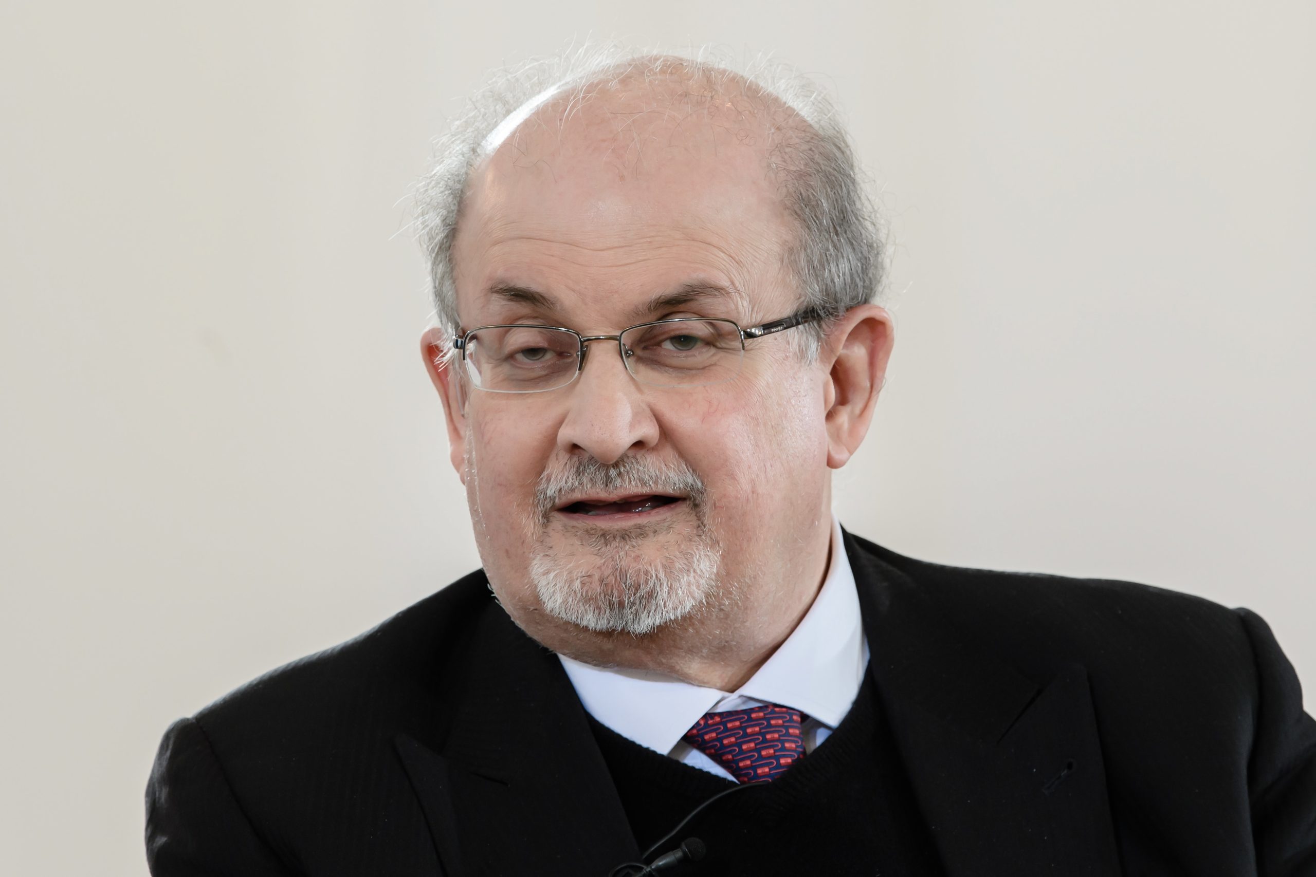 Jornal do Irão elogia homem que atacou Salman Rushdie