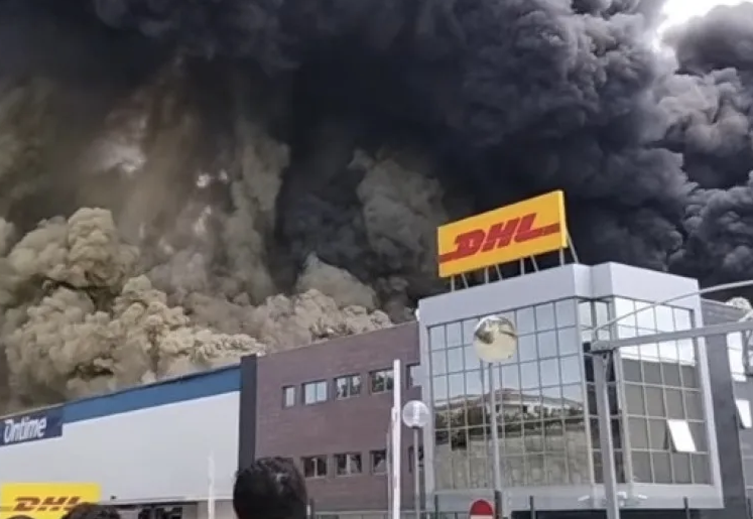 Um bombeiro ferido. Novo incêndio volta a atingir armazém da DHL em Vila Franca de Xira