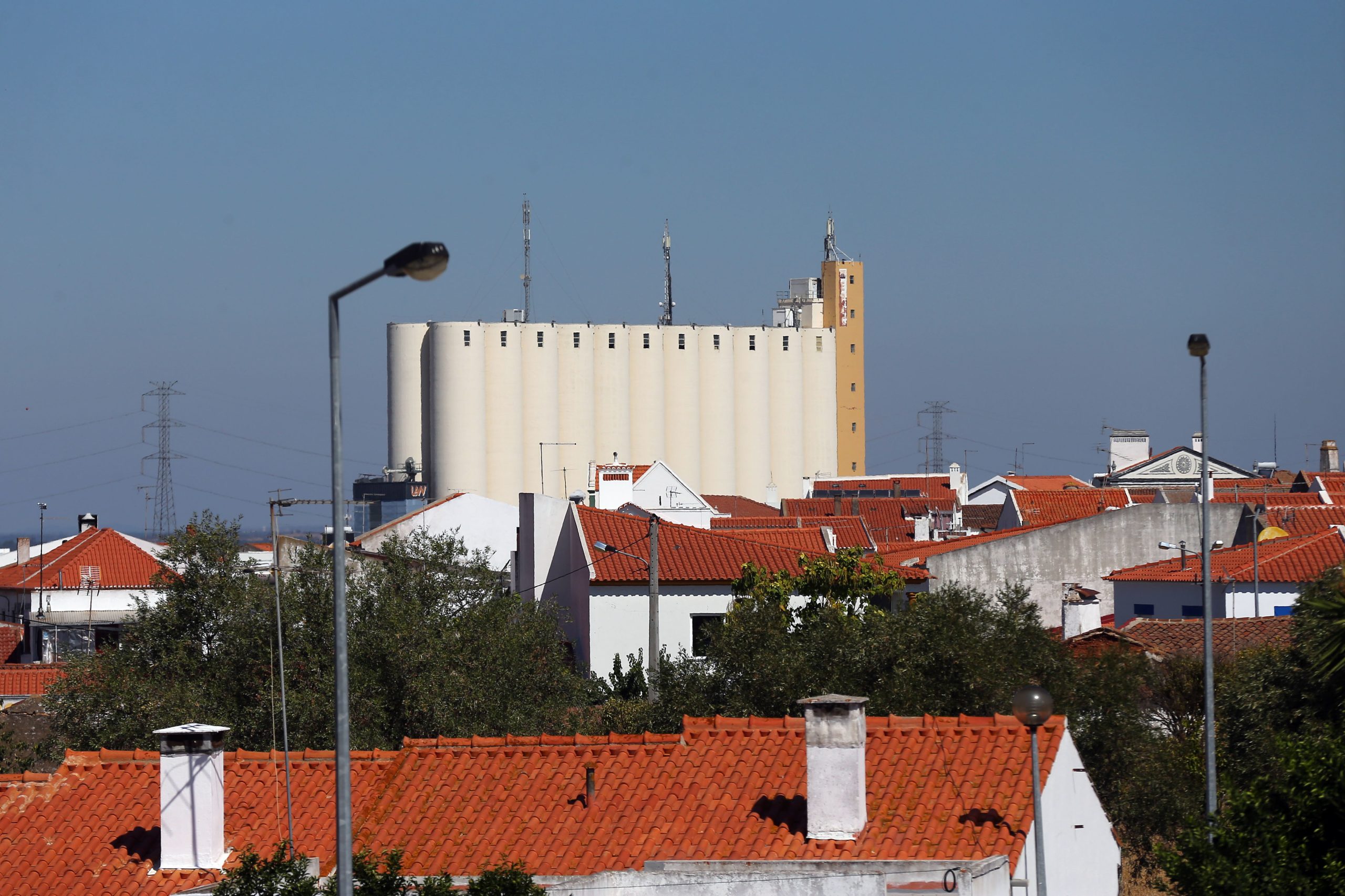Homem morre esmagado por carrinha numa oficina em Ferreira do Alentejo