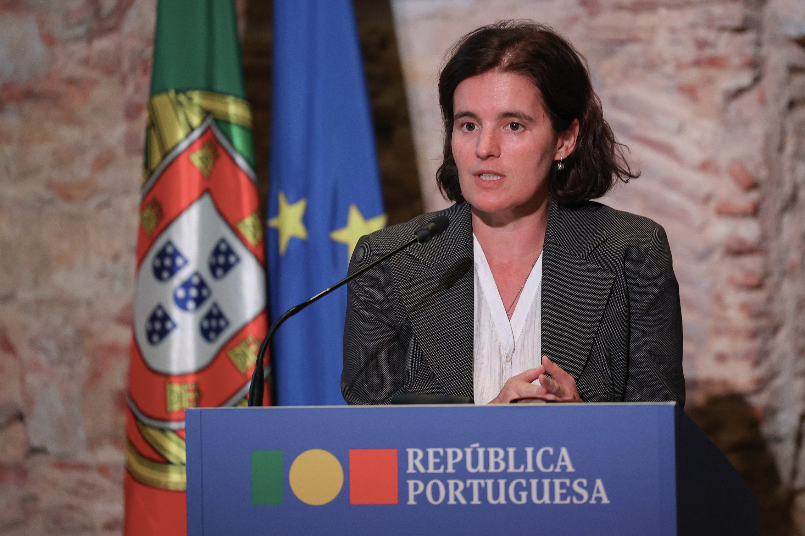 Governo negoceia salário mínimo de 820 euros em 2024