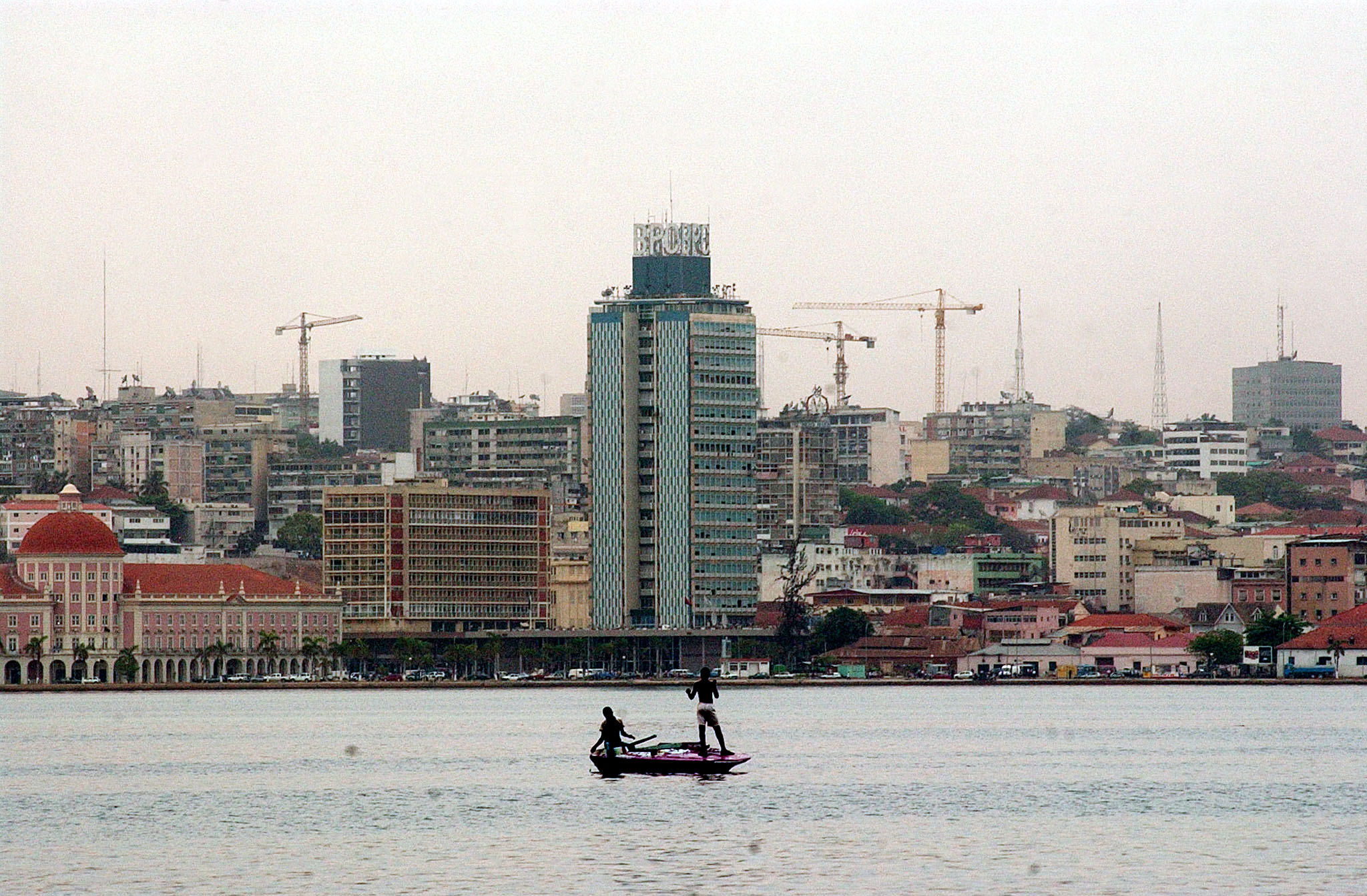 Portugueses em Angola vão ter uma casa para os apoiar