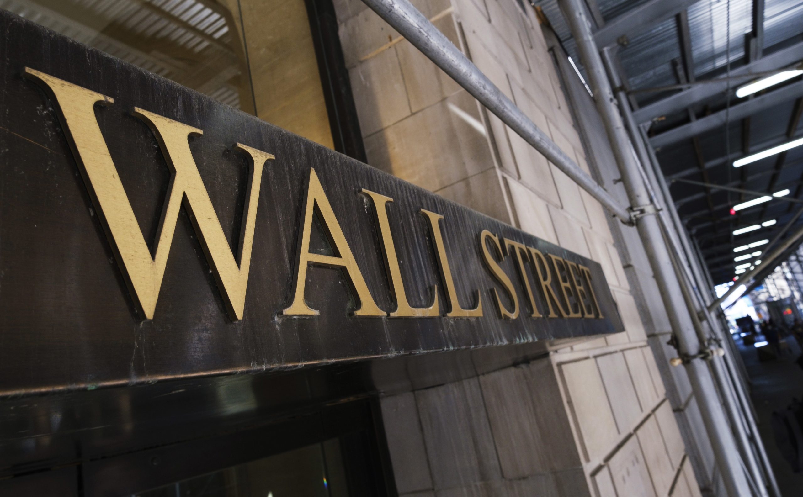 Wall Street fecha em baixa por desilusão com McDonald’s