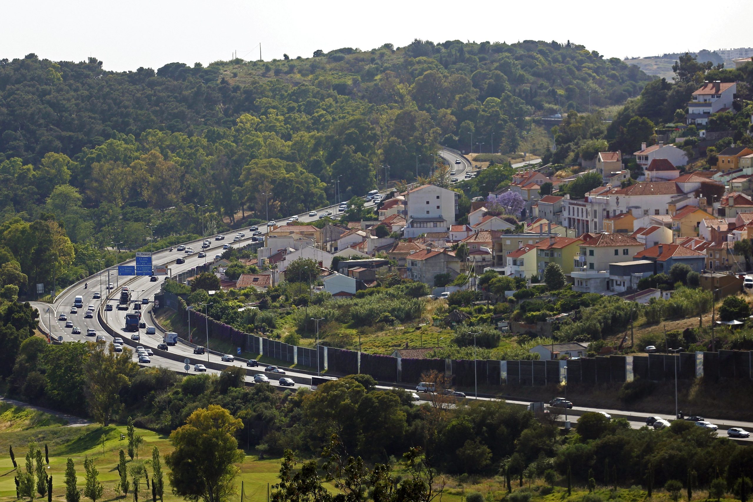 Um morto e três feridos em acidente que cortou A5 no sentido Lisboa-Cascais