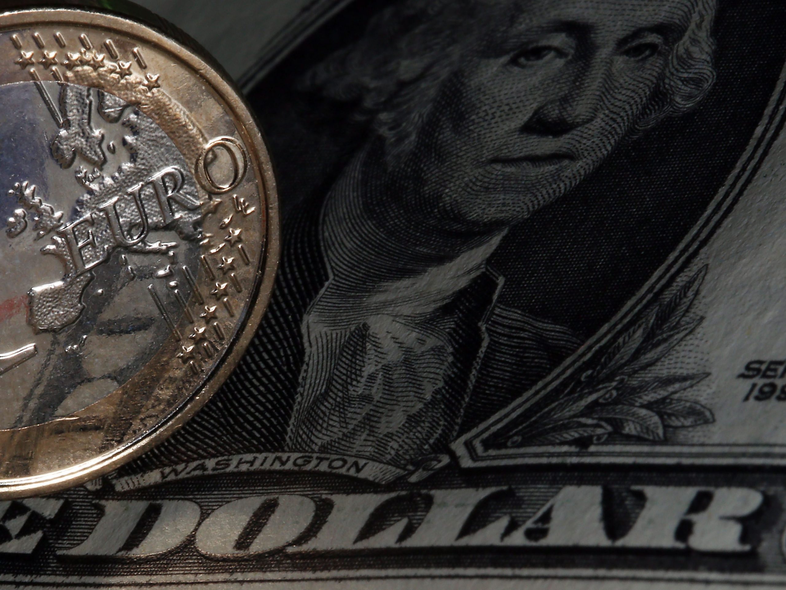 Euro atinge valor máximo de dois anos face ao dólar