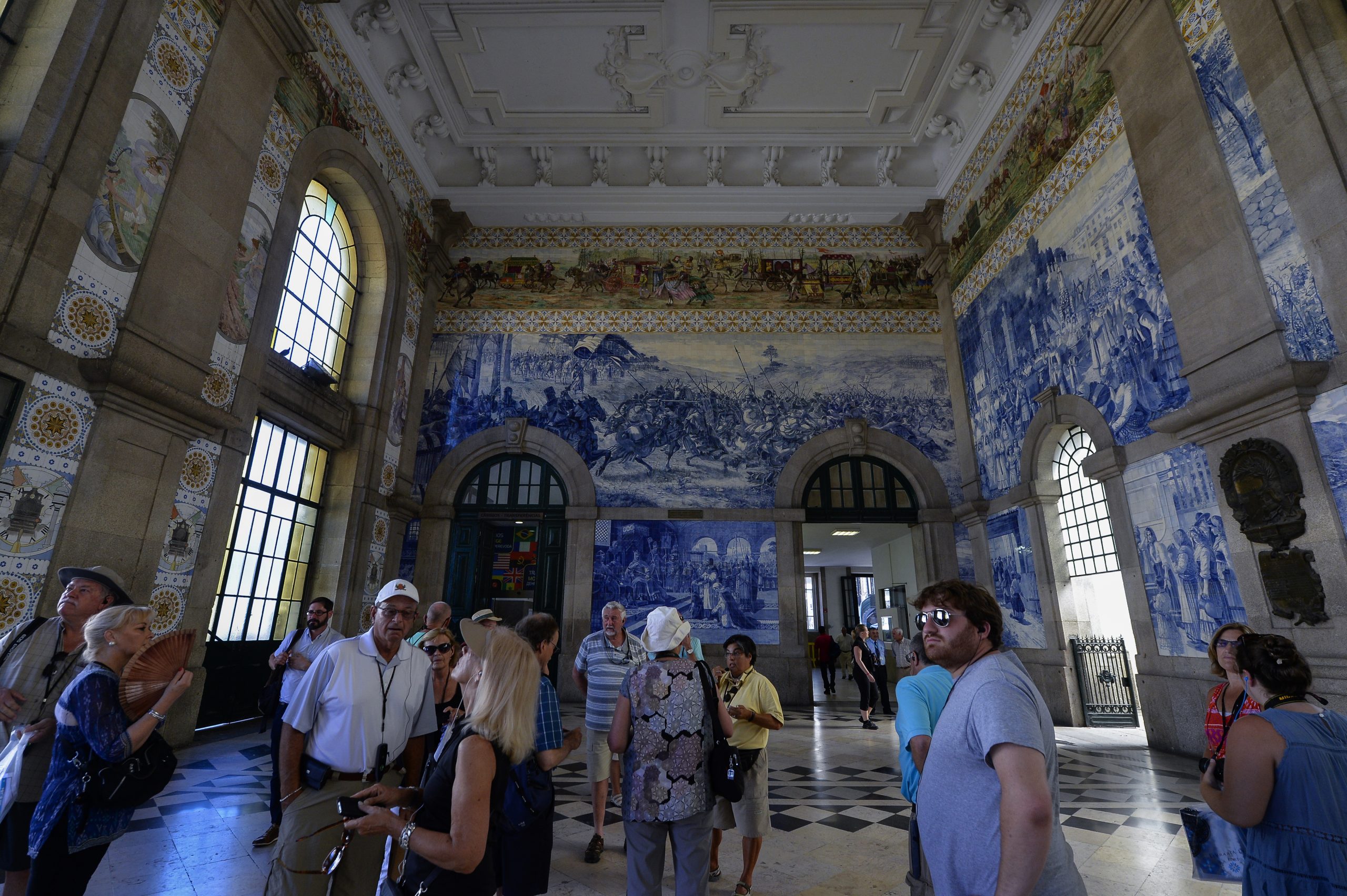 Estação de São Bento aberta 24 horas para “trocar” abraços por euros a favor da Abraço