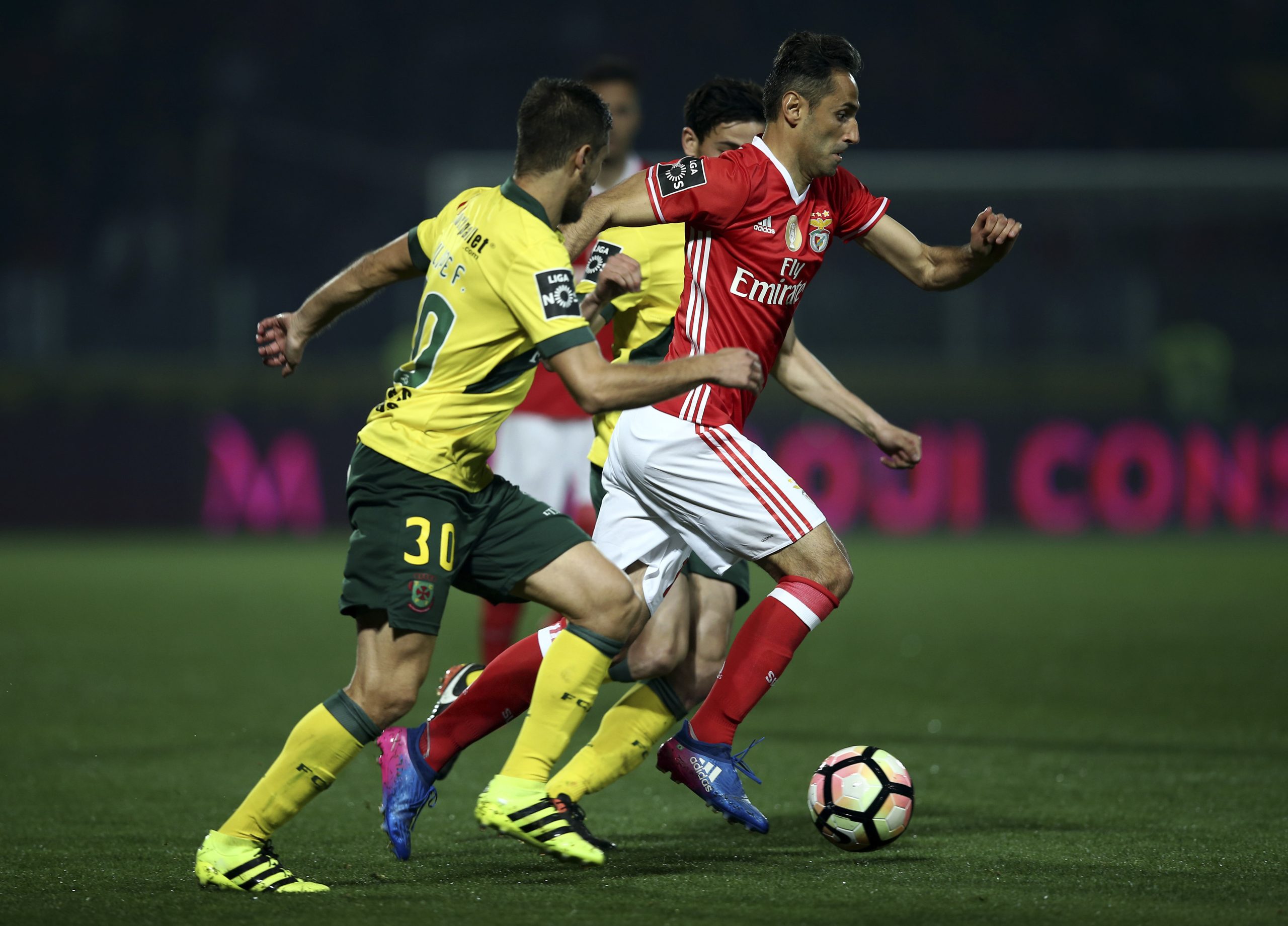 Benfica empata em Paços de Ferreira e FC Porto pode passar para a liderança