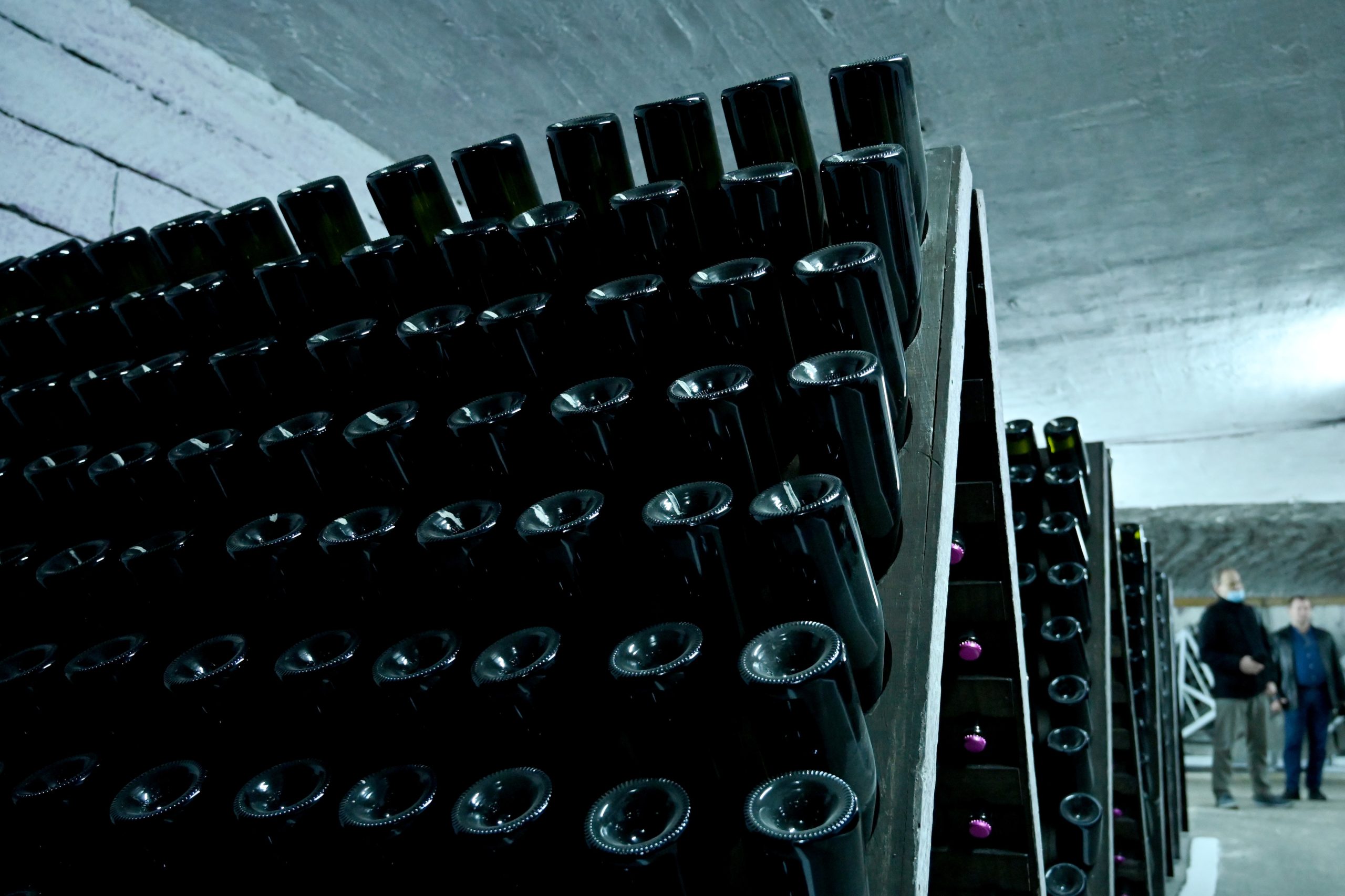 GNR “engarrafa” esquema: 7 mil litros de vinho licoroso ilegal apreendidos