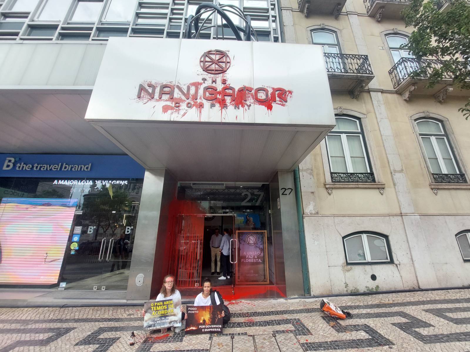 “Fogo posto por governo e empresas”. Ativistas do Climáximo pintam sede da Navigator