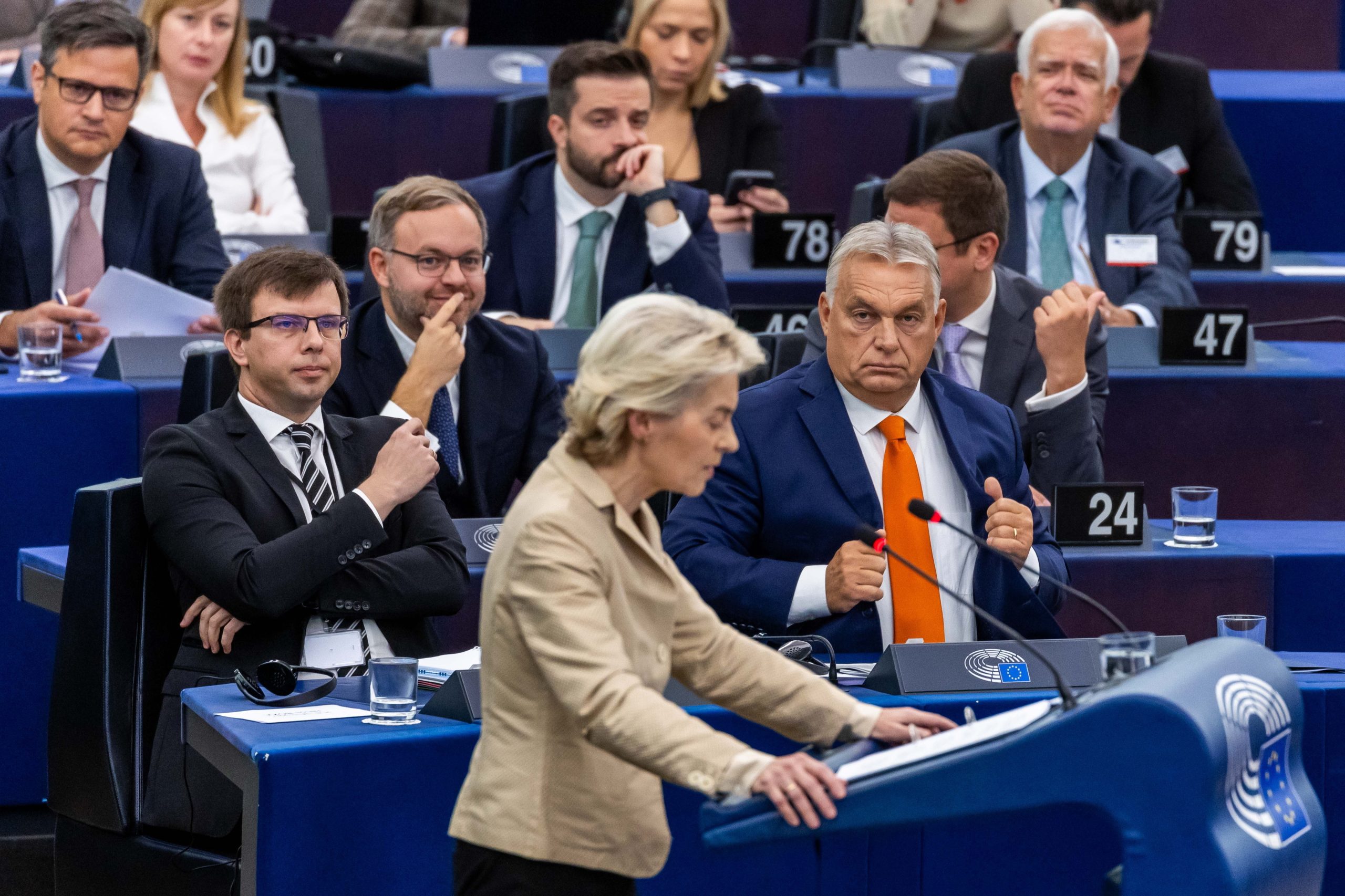 Eurodeputados de extrema-direita entoam “Bella Ciao” quando von der Leyen ia intervir no PE