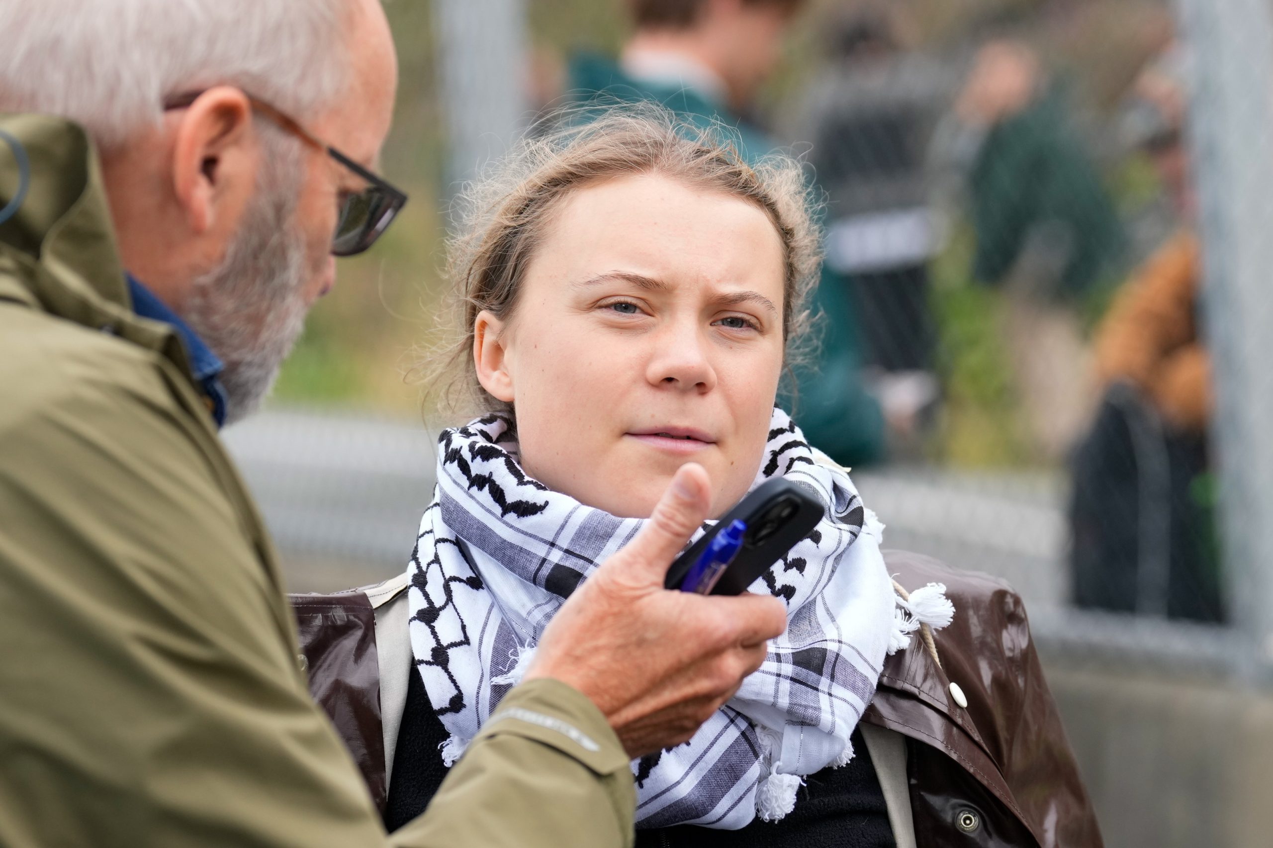 Manifestantes pró-Palestina esperam chegada de ativistas deportados de Israel a Atenas. Greta Thunberg entre os libertados hoje