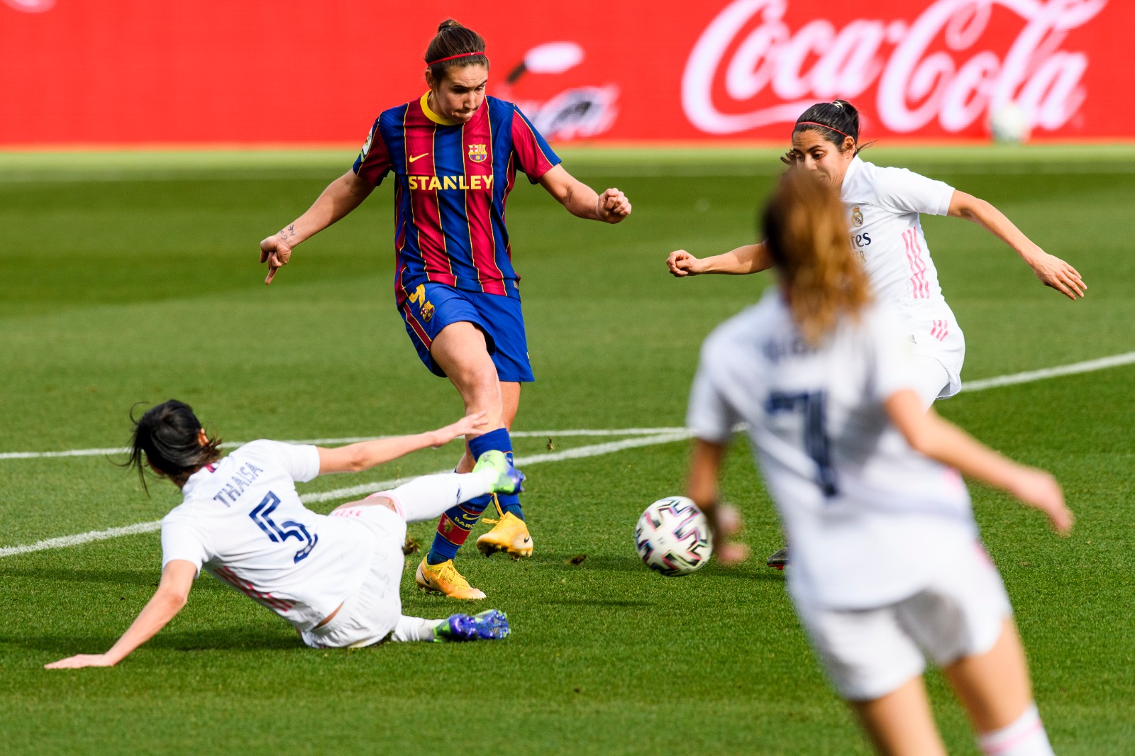 FC Barcelona volta a golear Real Madrid no clássico feminino