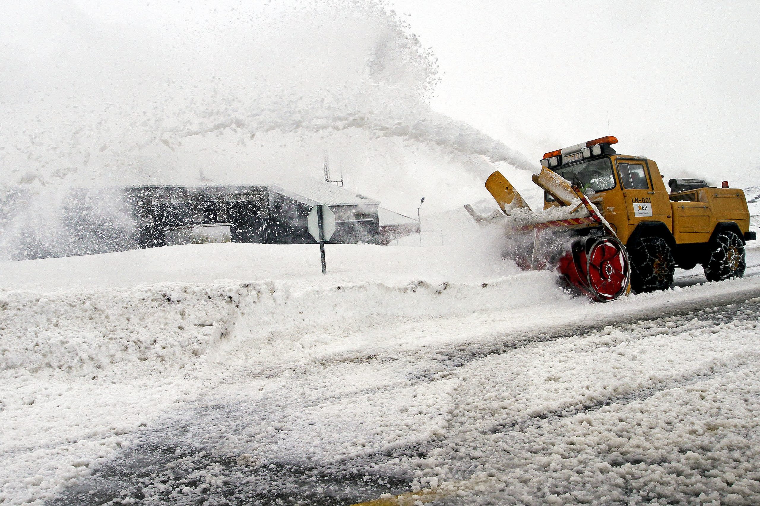 Estrada de acesso à serra da Estrela encerrada devido à queda de neve