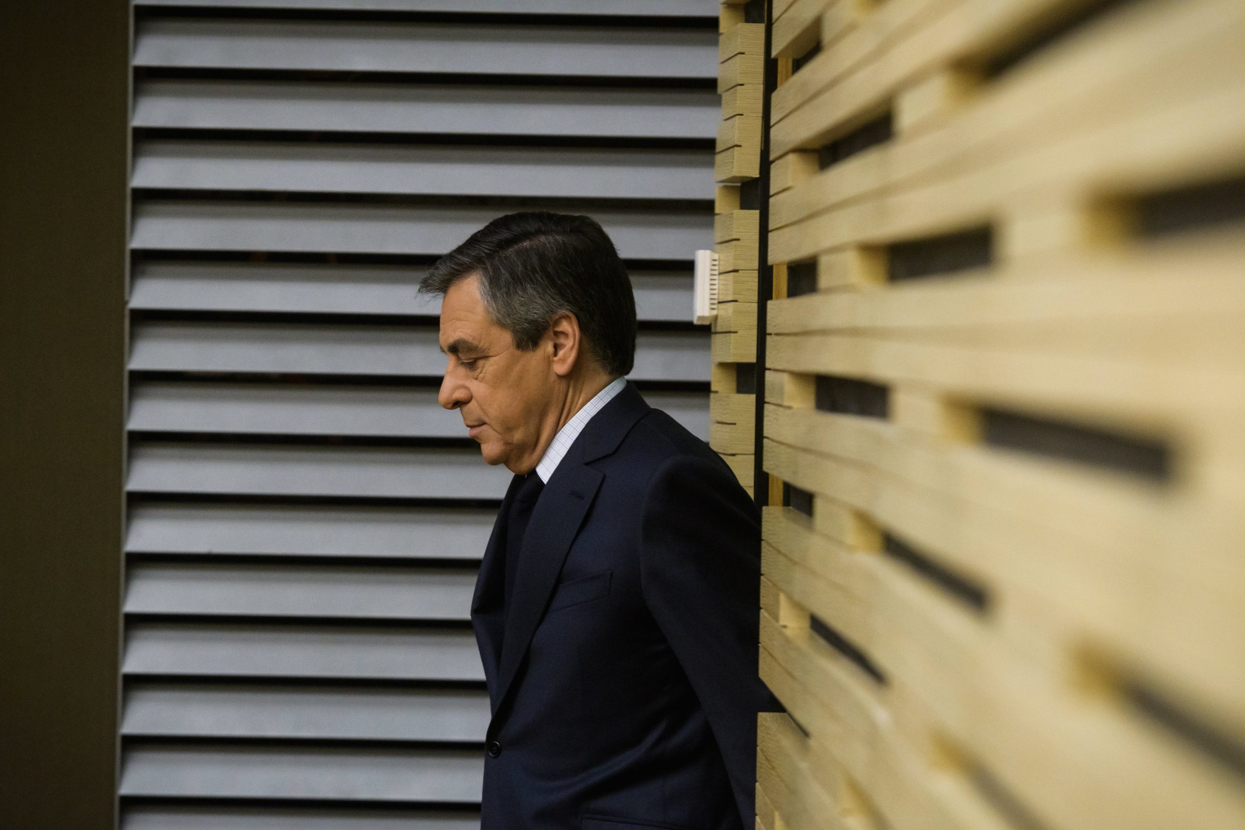 França. Antigo primeiro-ministro François Fillon vai ser julgado por corrupção