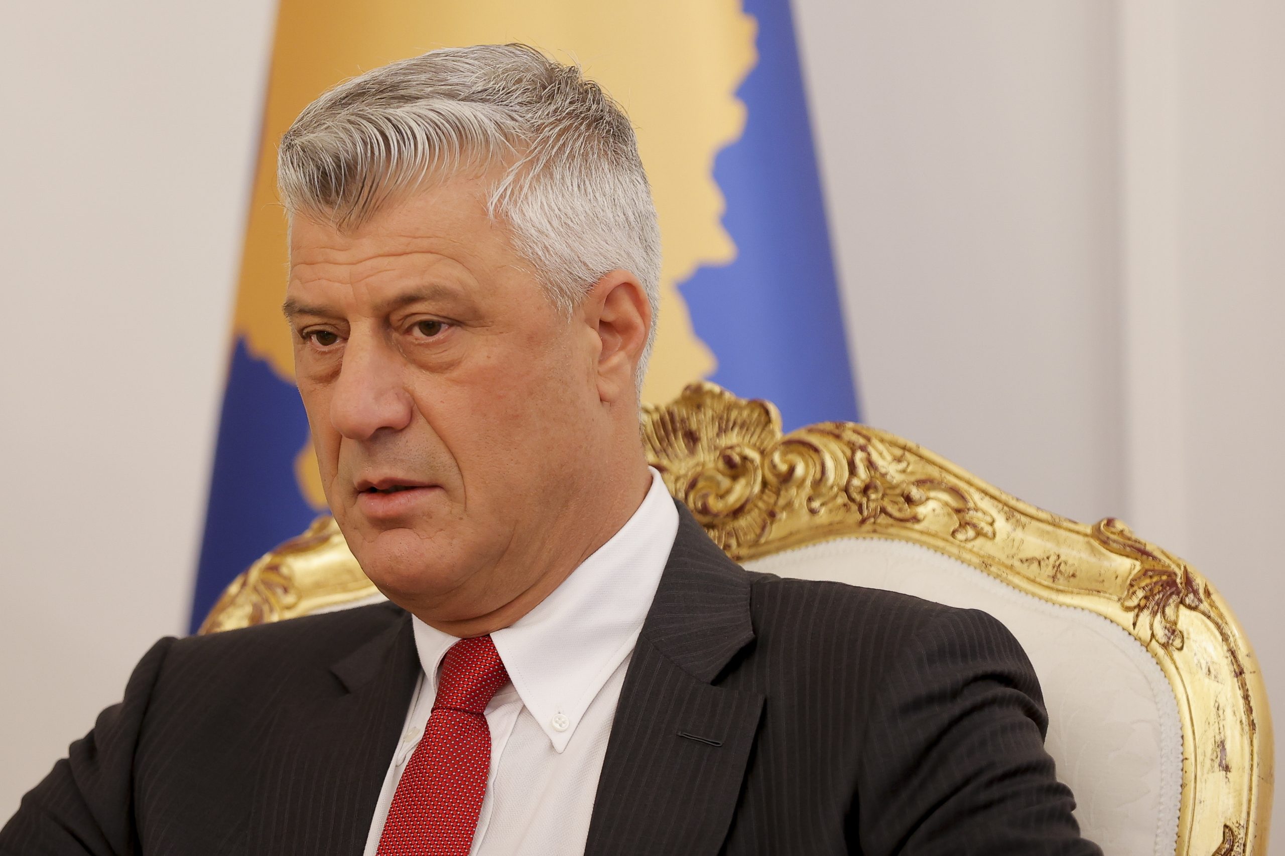 Ex-Presidente do Kosovo indiciado por crimes de guerra e presente a tribunal na segunda-feira