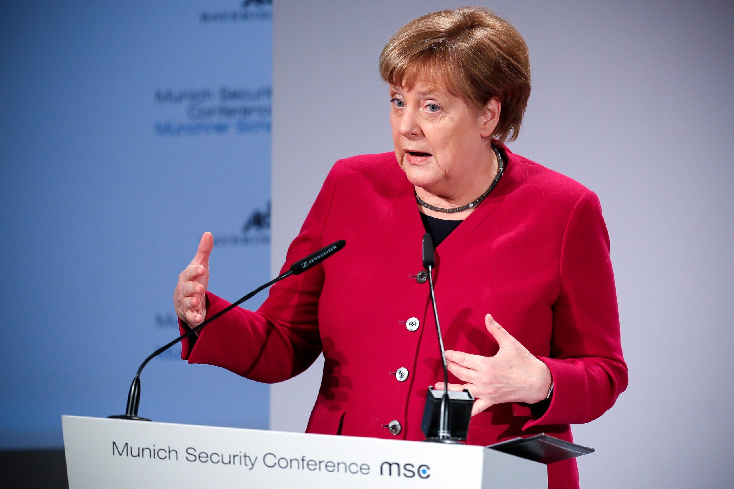 Merkel diz que Rússia e extrema direita norte-americana são inimigos da Europa