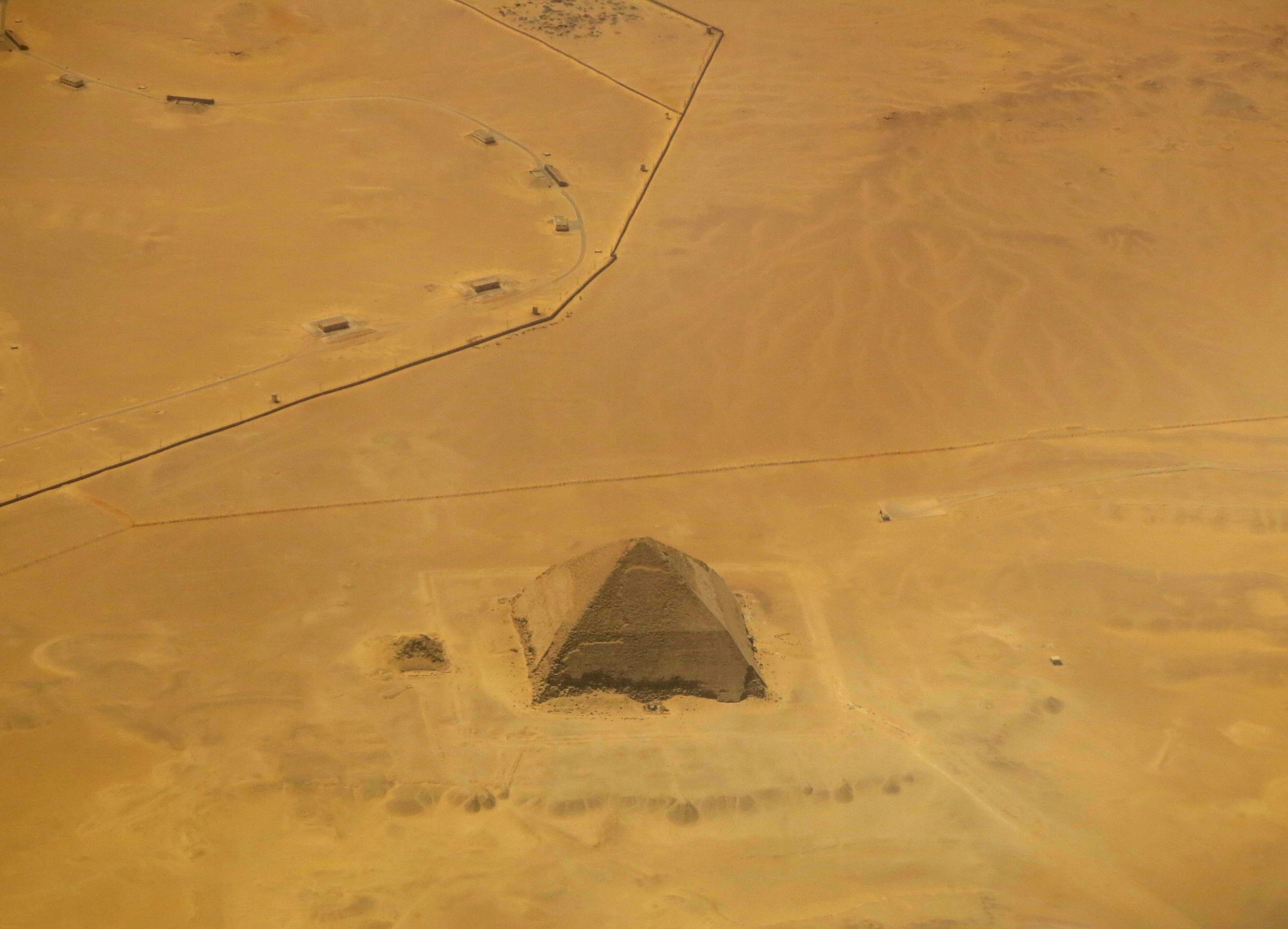 Egito: Descobertos restos de uma nova pirâmide com cerca de 3.700 anos