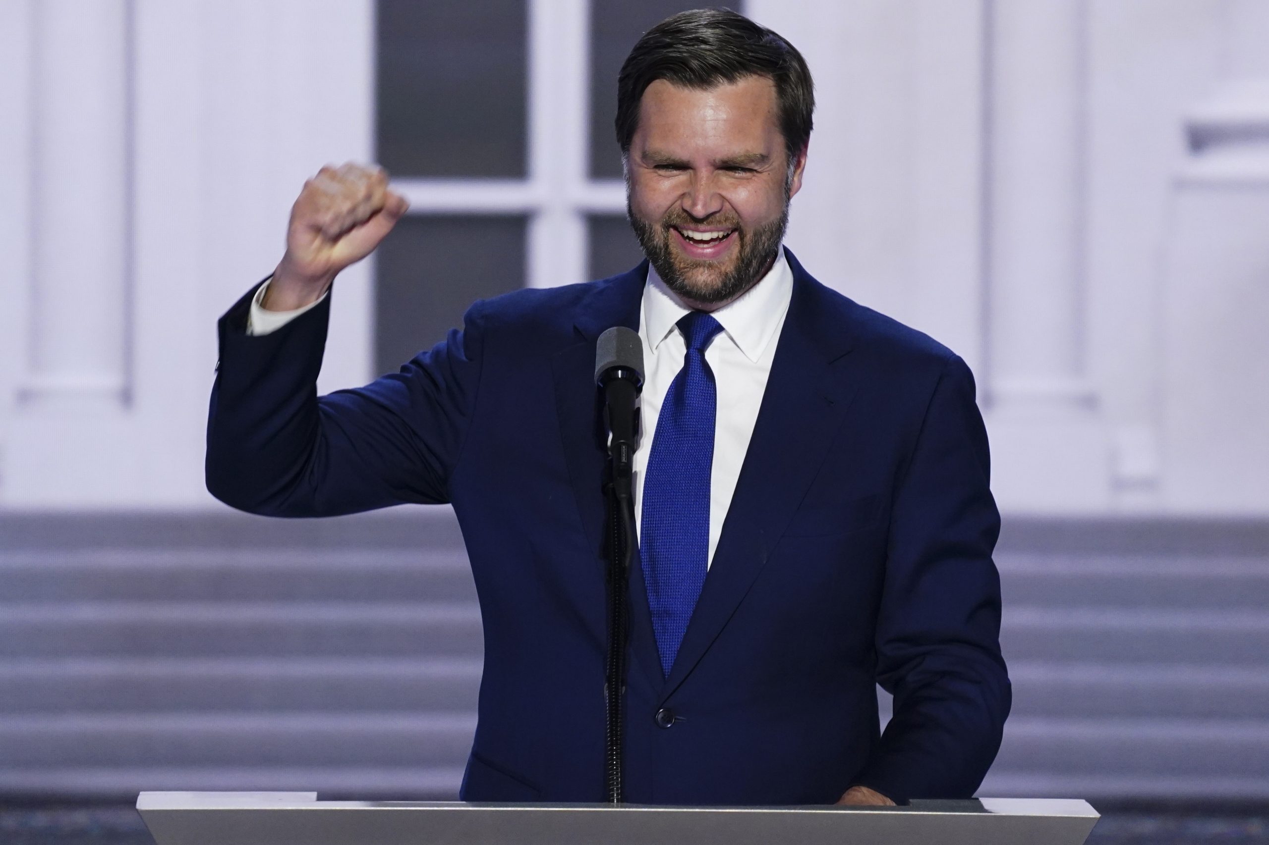 Vance enaltece Trump, critica a imprensa, ataca Biden e aceita formalmente nomeação para vice-presidente dos EUA