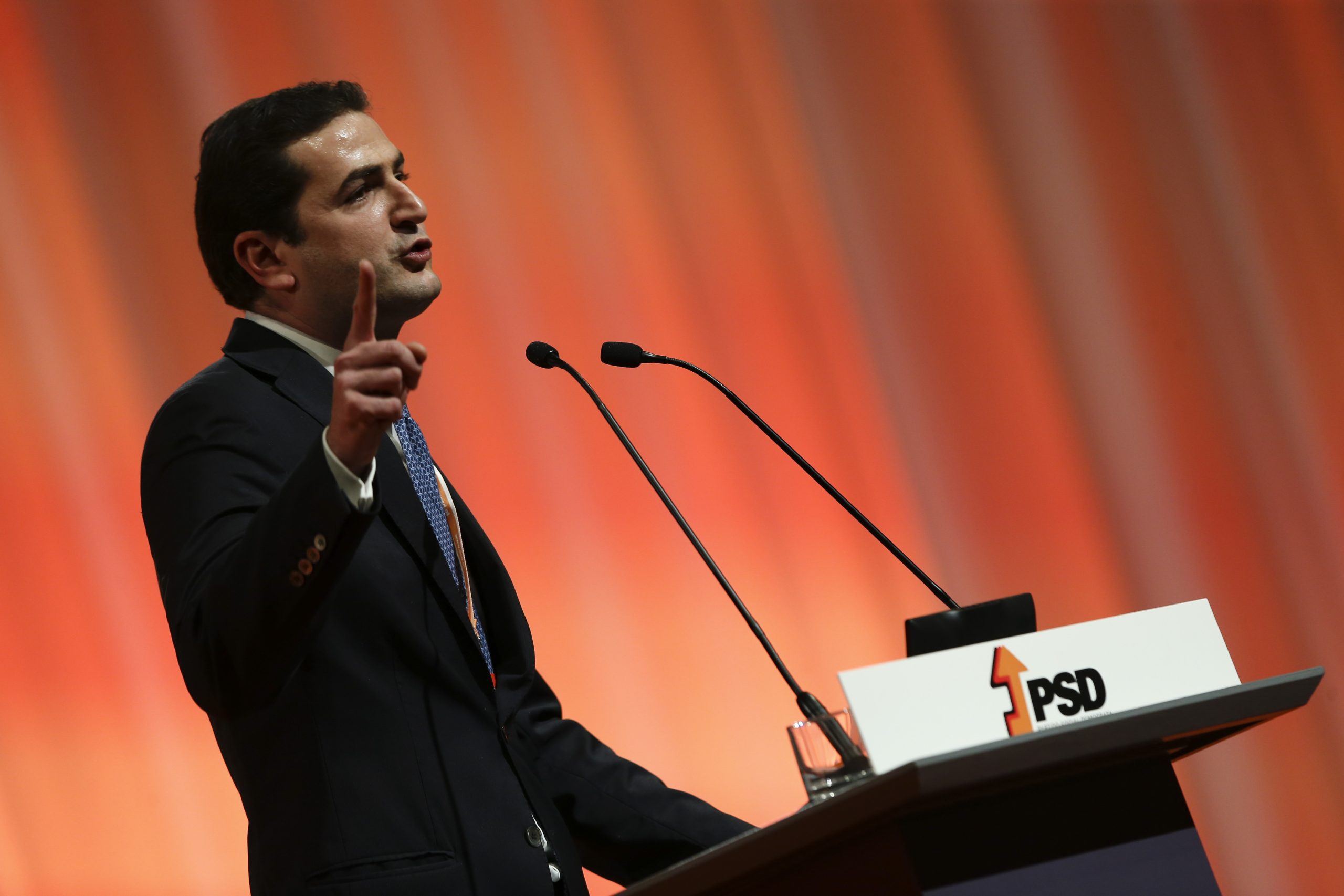 “Deixemos de ser socialistas de segunda”, pede Hugo Soares e ouve palmas e assobios