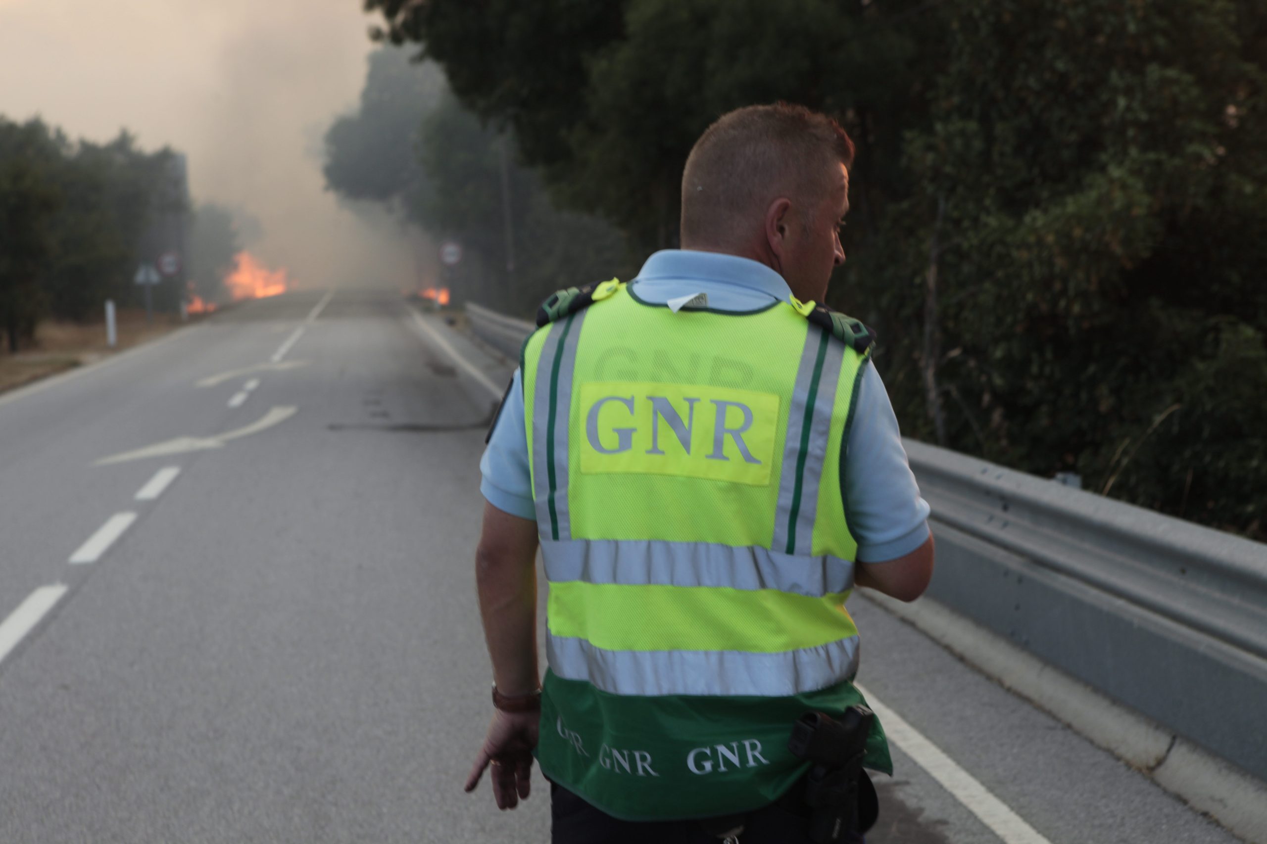 Estradas cortadas. GNR atualiza informações e deixa conselhos devido aos incêndios