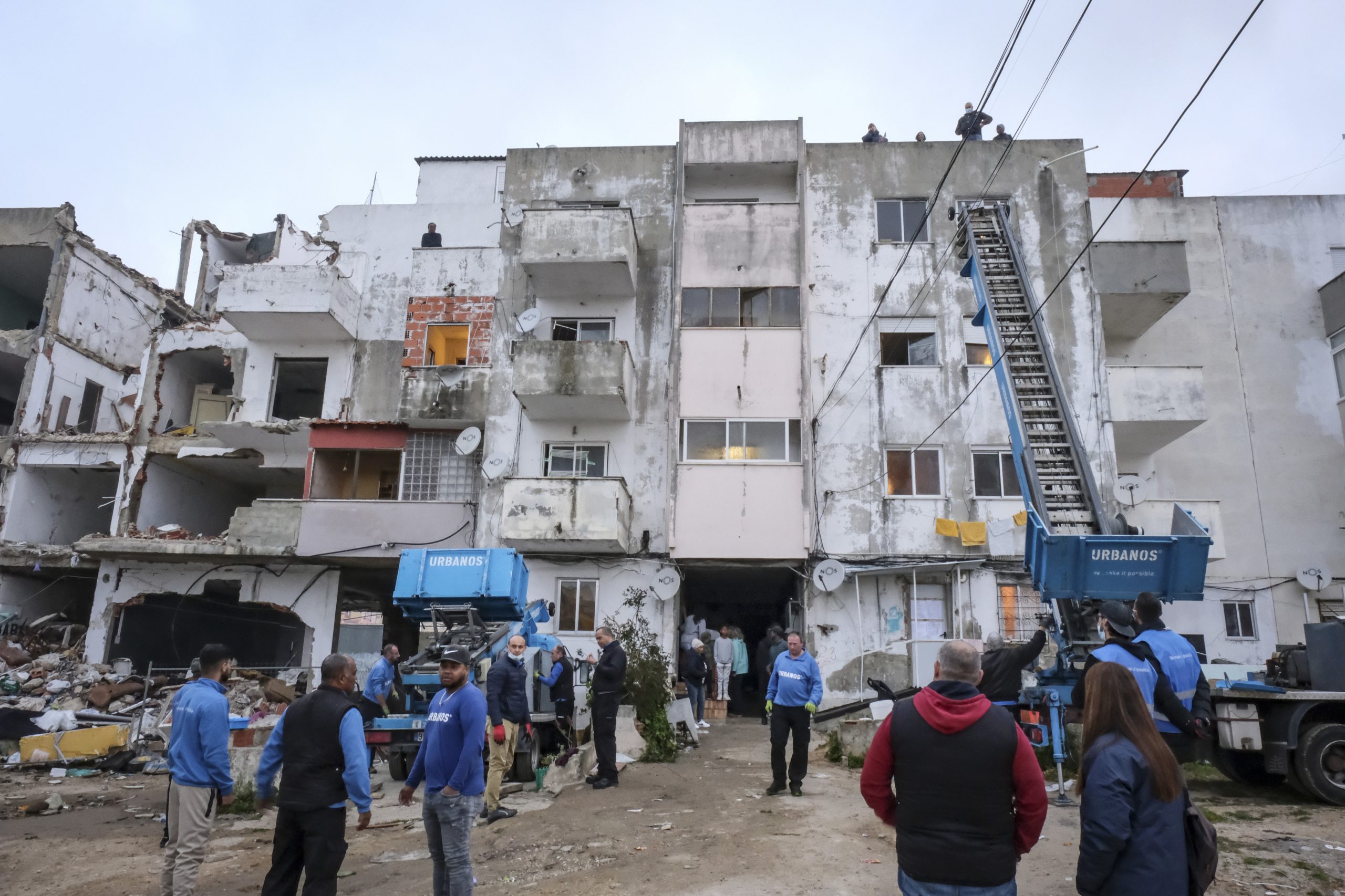 Moradores do Jamaica felizes por finalmente saírem do bairro