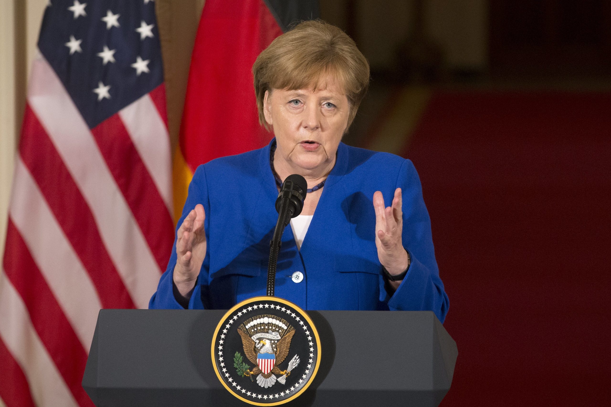 Merkel, Macron e May defendem continuação dos EUA no acordo nuclear do Irão