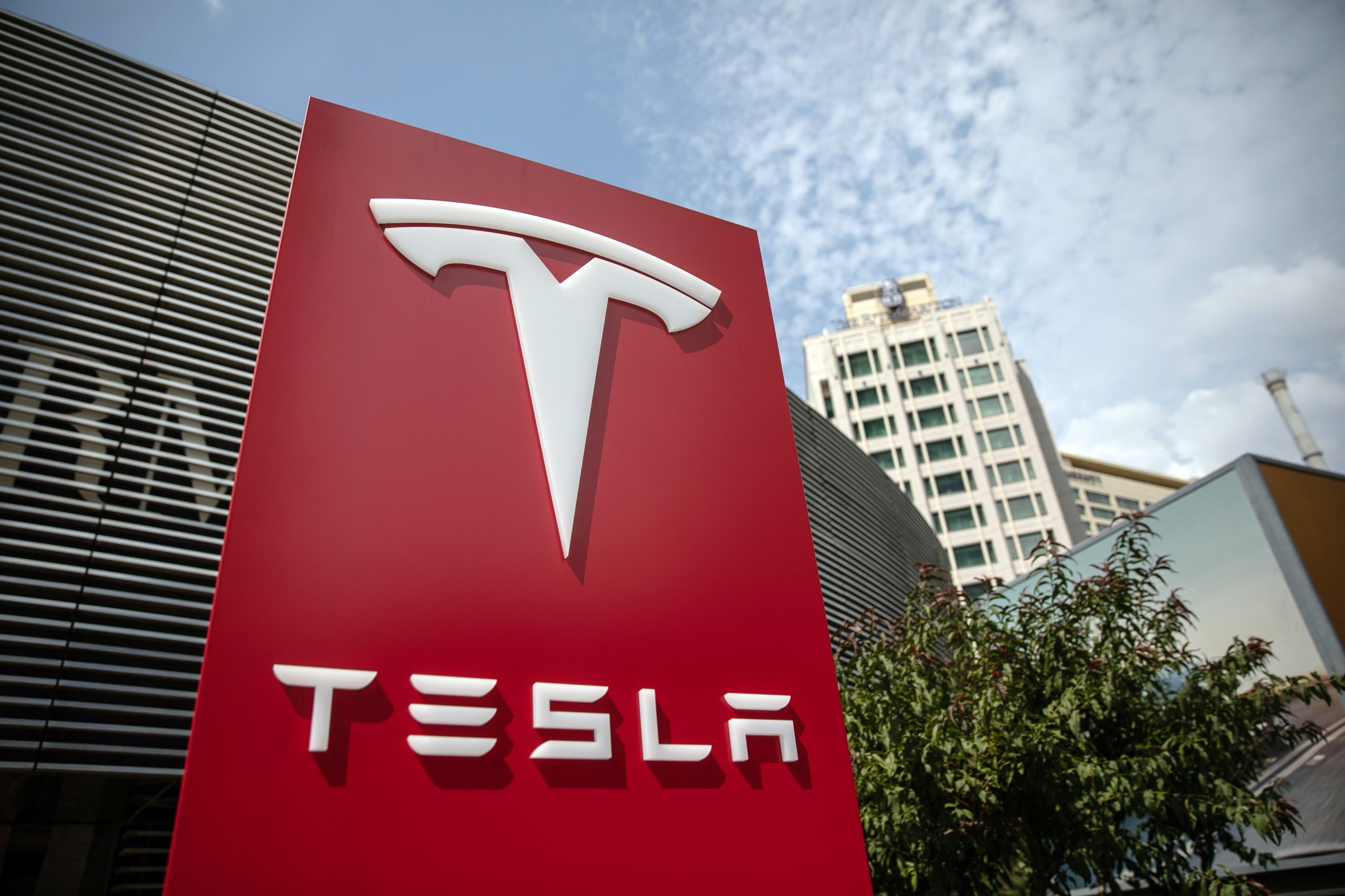 Tesla vai despedir 3.000 trabalhadores