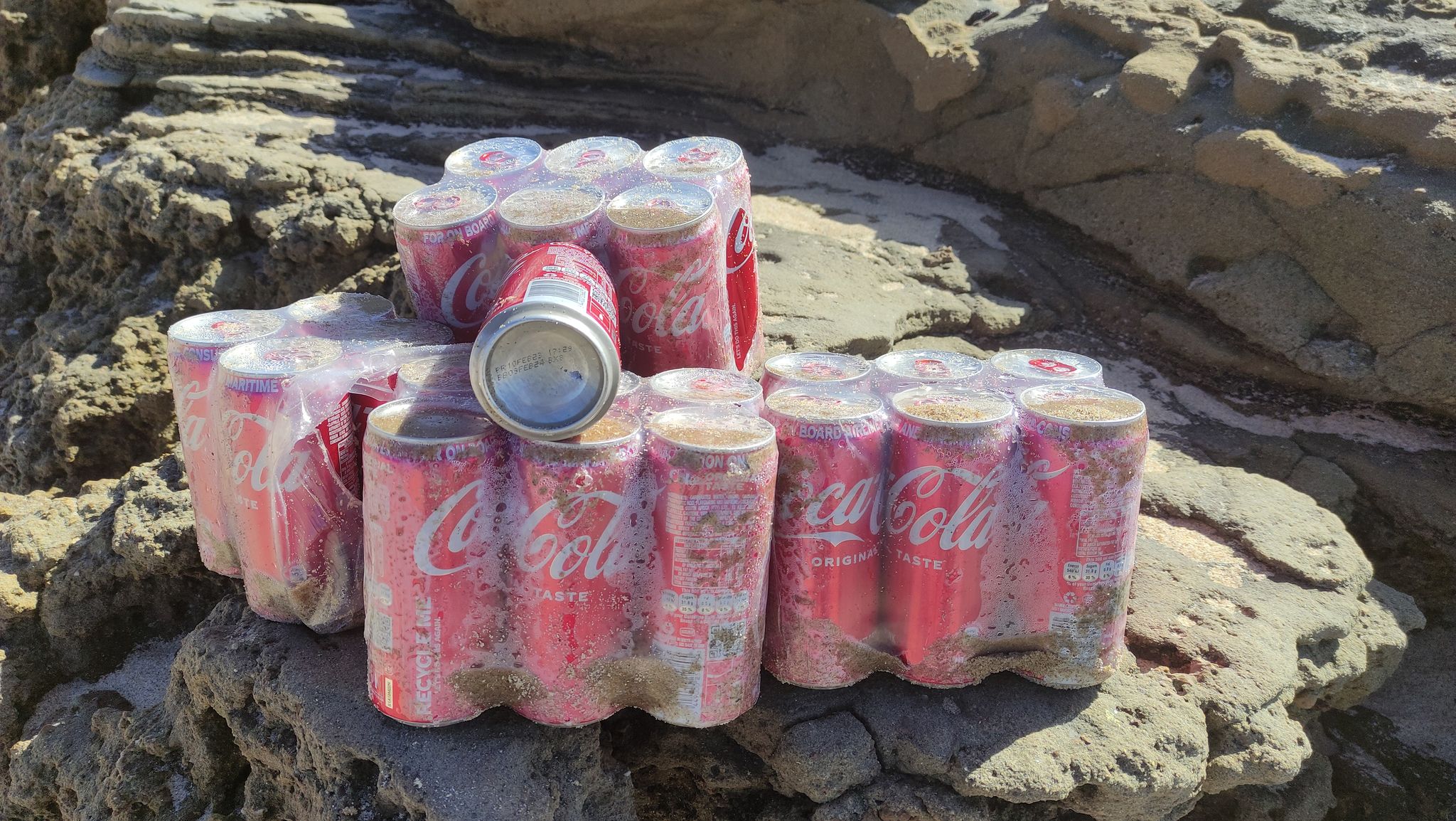 Produtos alimentares dão à costa em praias do Oeste. Autoridade Marítima Nacional diz não ter conhecimento