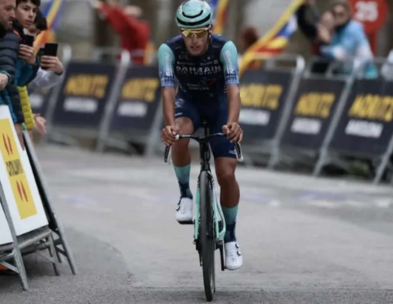 Afonso Eulálio segura camisola rosa no Giro após triunfo de Ballerini em Nápoles