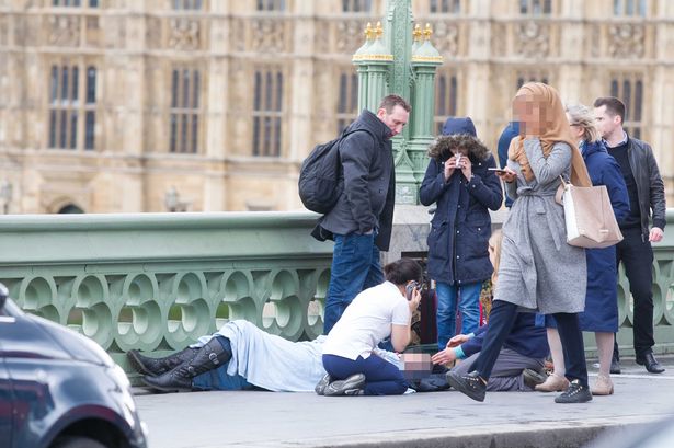 A verdade por trás da foto da mulher muçulmana na ponte de Westminster