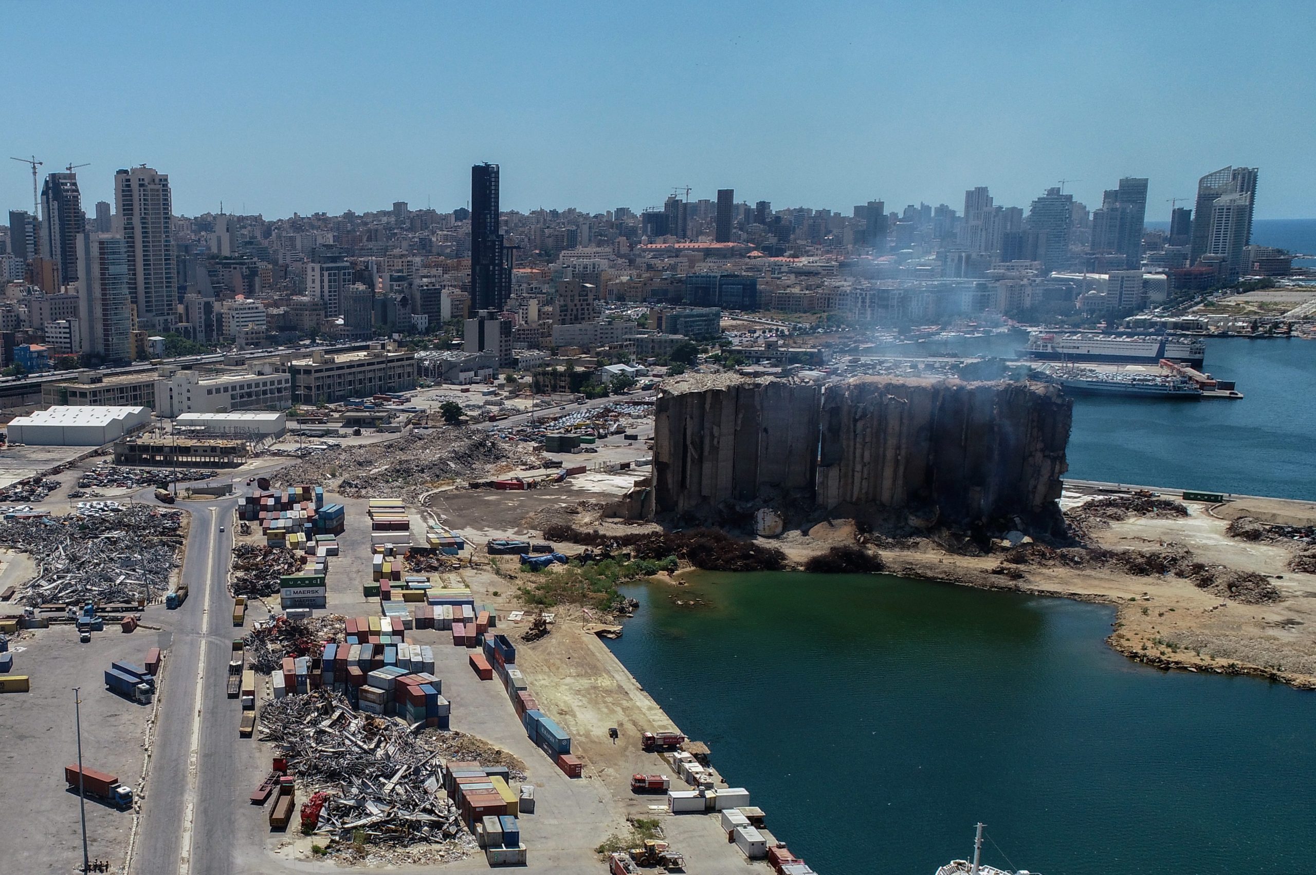 Secção dos silos do porto de Beirute colapsou após incêndio